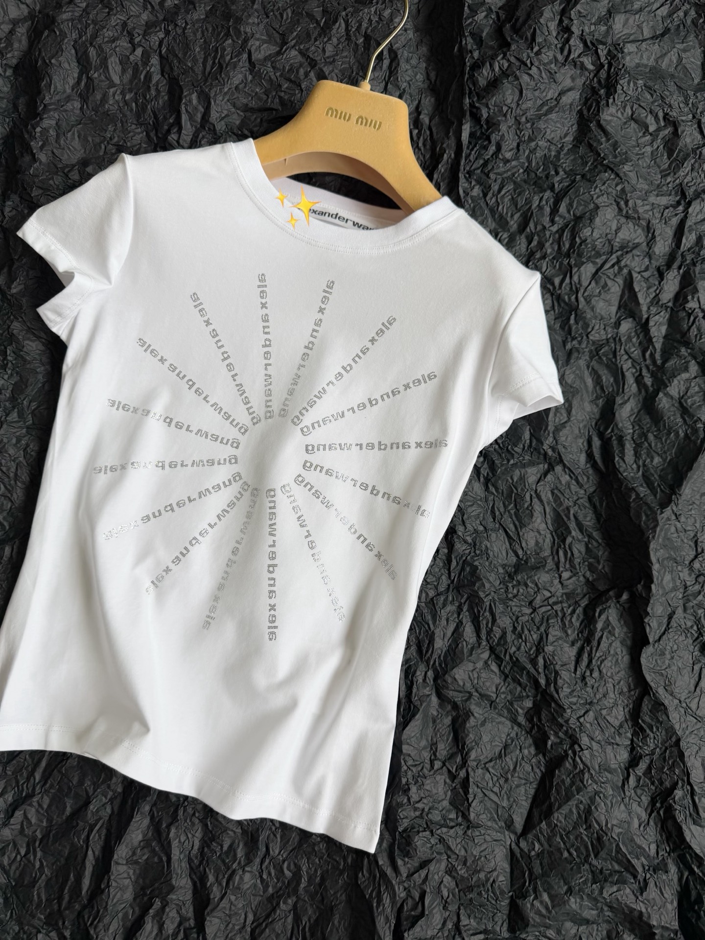 NO:900753,aw slim fit tee that is perfect for summer. I bought four yb and it is coming out ~ the first to update the beautiful design full diamond firework tee. If you want to be slim and comfortable, aw this small tee is perfect!! High-strength and high-weight threaded cotton, durable to wear, covering the body but not restricting. Imported machine high-temperature rhinestone letter logo can withstand the test of a magnifying glass. Black and white are both daily needs. All sizes are in stock and shipped every day.19860909超契合夏天的aw修身tee 买了四个yb陆续出 ~ 率先更新绝美设计满钻烟花tee 想要显瘦又有舒适度的 aw这件小tee完美契合 !! 弹力十足的高克重螺纹棉 经久耐穿,包身但不束缚 进口机器高温烫钻字母logo 经得起放大镜的考验 黑白两个颜色都是日常刚需 全码现货入库,每天发,,,Women's clothing