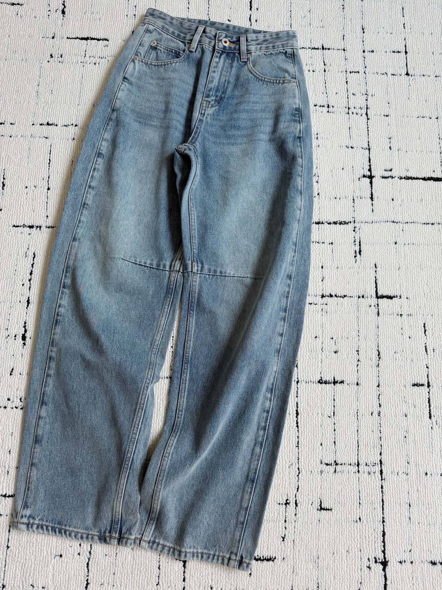 NO:893833,What you see is what you get with loe boutique jeans. I haven’t encountered such a good fit in a long time!! Can be matched with any tee. This kind of jeans is a must-have in the wardrobe. High-quality distressed denim cotton. Durable and the color is very correct. The three-dimensional tailoring is mid-high waist and scimitar style. It is very tolerant to all kinds of leg shapes. You can boldly fit into the pants and feel the excellent fit on the upper body. The iconic logo embroidery on the back is an excellent design that everyone praises. loewe,jeans,19860909loe精品牛仔裤所见即所得 很久不遇到这么好的版型 !! 可以搭配任意一件tee 这种牛仔裤都是衣橱刚需. 高品质做旧牛仔棉 经久耐穿配色非常正 立体剪裁中高腰弯刀版型 对各种腿型都很包容 ~ 裤型身材可大胆入 上身就感受得到版型的优秀 后副标志性logo刺绣 是人见人夸的绝好设计,,loewe,jeans,,Women's clothing