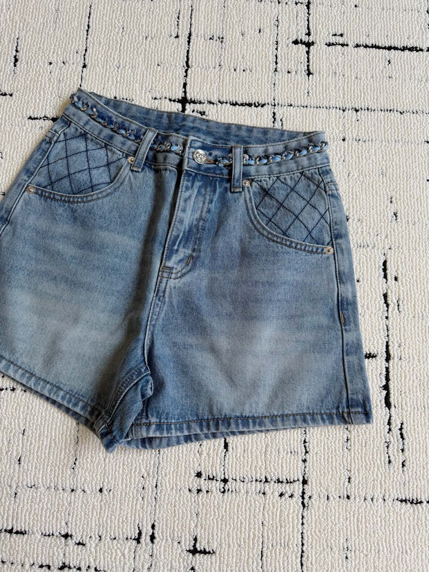 NO:933291,Chanel fans' eyes lit up when they saw this design. The classic leather chain shorts are here ~ Chane's classic design needs no introduction. The time-consuming and labor-intensive leather chain is embedded in the pants, which is more refined. Soft and distressed denim cotton. The color and comfort are great. The A-line version has a medium and high waist. The pants are just right in length, not stuck in the crotch or restrained. You can feel its excellence as soon as you put it on. Chanel, shorts,19860909香粉看到这个设计眼睛都亮了 经典皮穿链条短裤来了 ~ chane经典设计无需多言 耗时耗力的皮穿链条 镶嵌在裤子上,更精致了 柔软做旧牛仔棉 颜色和舒适度都嘎嘎好 A字版中高腰完全不挑 裤长恰好,不卡裆无束缚 一上身就能感受到它的优秀,,chanel,shorts,,Women's clothing