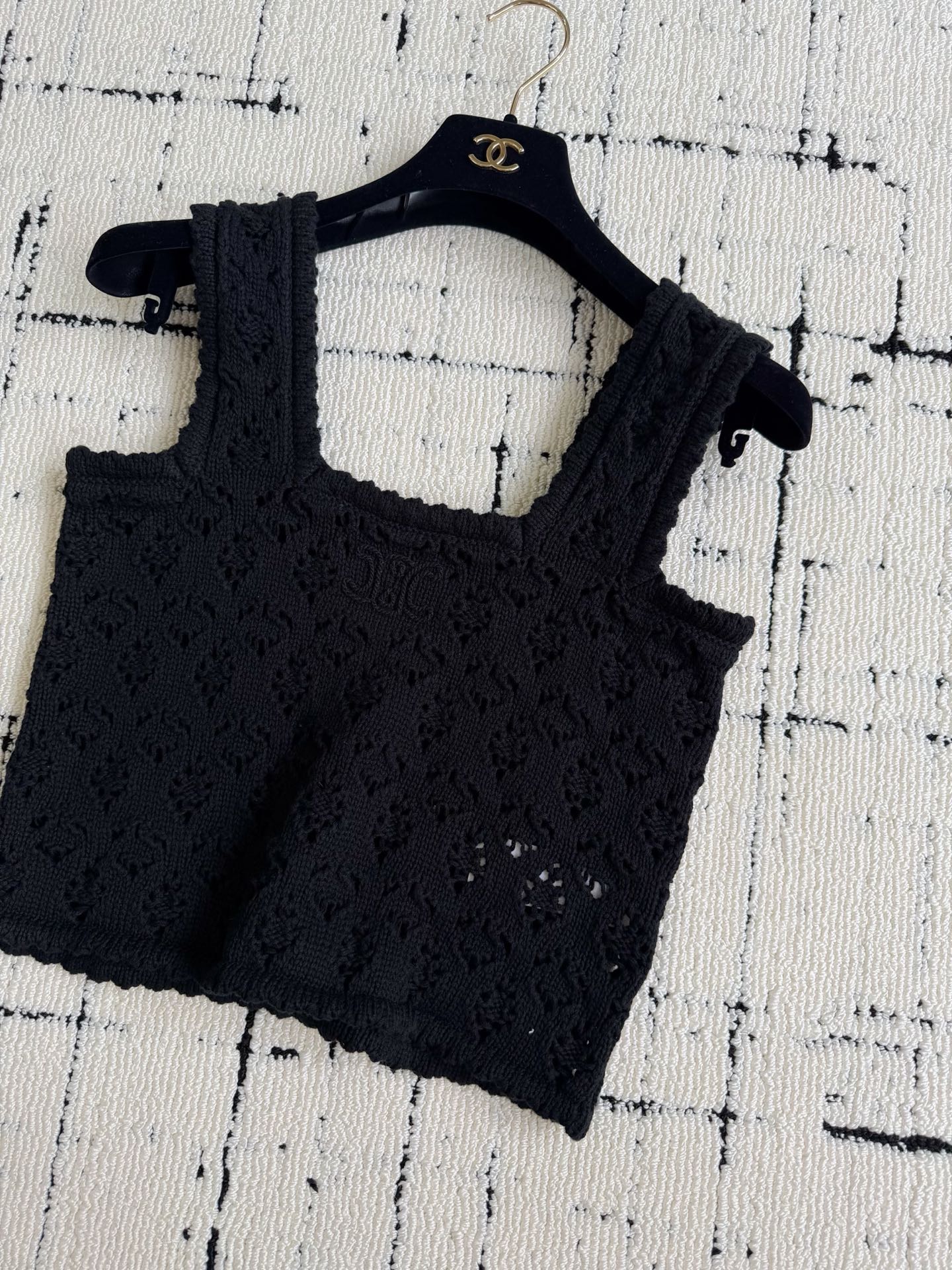 NO:902114,Actual photos of black details. It is low-key, luxurious, simple and elegant. It is simply the representative work of ce. It is really beautiful to wear this vest for daily/vacation. It shows the low-key and good aesthetic item ~,,19860909黑色·细节实拍图 低调奢侈简约有风度 简直就是ce代表之作. 日常/度假 穿这种背心真的美 彰显低调好审美单品 ~,,,Women's clothing