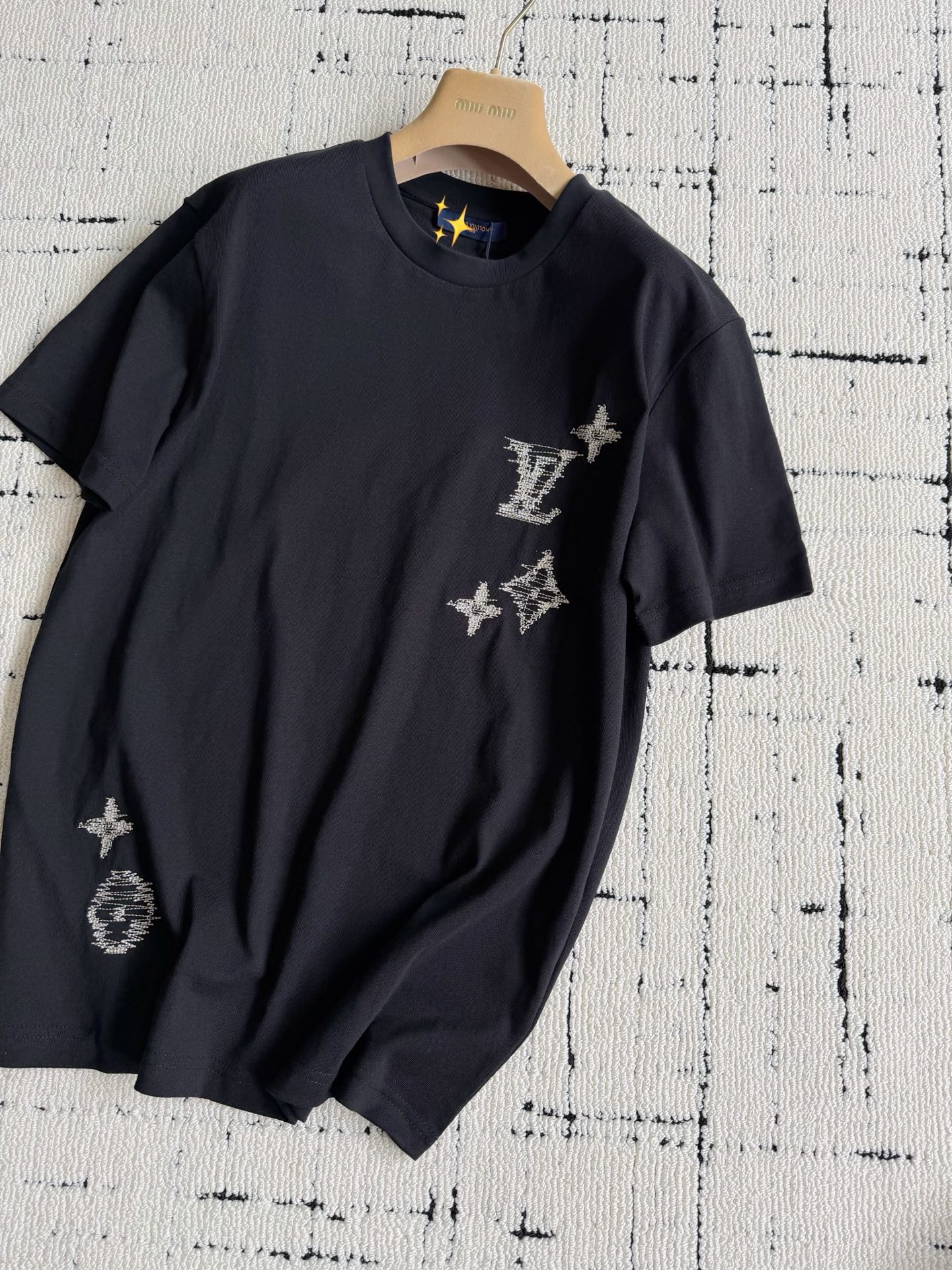 NO:900771,The 1w short-sleeved men's tee that you can close your eyes really has its two brushes ~ In my mind, there is no one ceiling for men's clothing. It integrates the sense of high-end into daily life. The design will always be in my aesthetic. 15-count soft special woven compact cotton is super strong. It is rare to use such good fabrics as mine. The contrasting matte embroidery thread and needle-stitched blurred embroidery restore the roughness and layering of yb. The upper body effect is excellent, and the front and rear looks very good, T-shirt,19860909可以闭眼冲的男装tee 1w的短袖真有它的两把刷子 ~ 我心目中男装的天花板,没有之一 融入日常的高级感 设计永远在我的审美上 15支柔和特纺紧密棉超强 很少有用我家这么好面料的. 撞色哑光绣线挨针迷离刺绣 还原yb的粗犷感和层次感 上身效果极佳,前后颜值都很高,,T-shirt,,Women's clothing