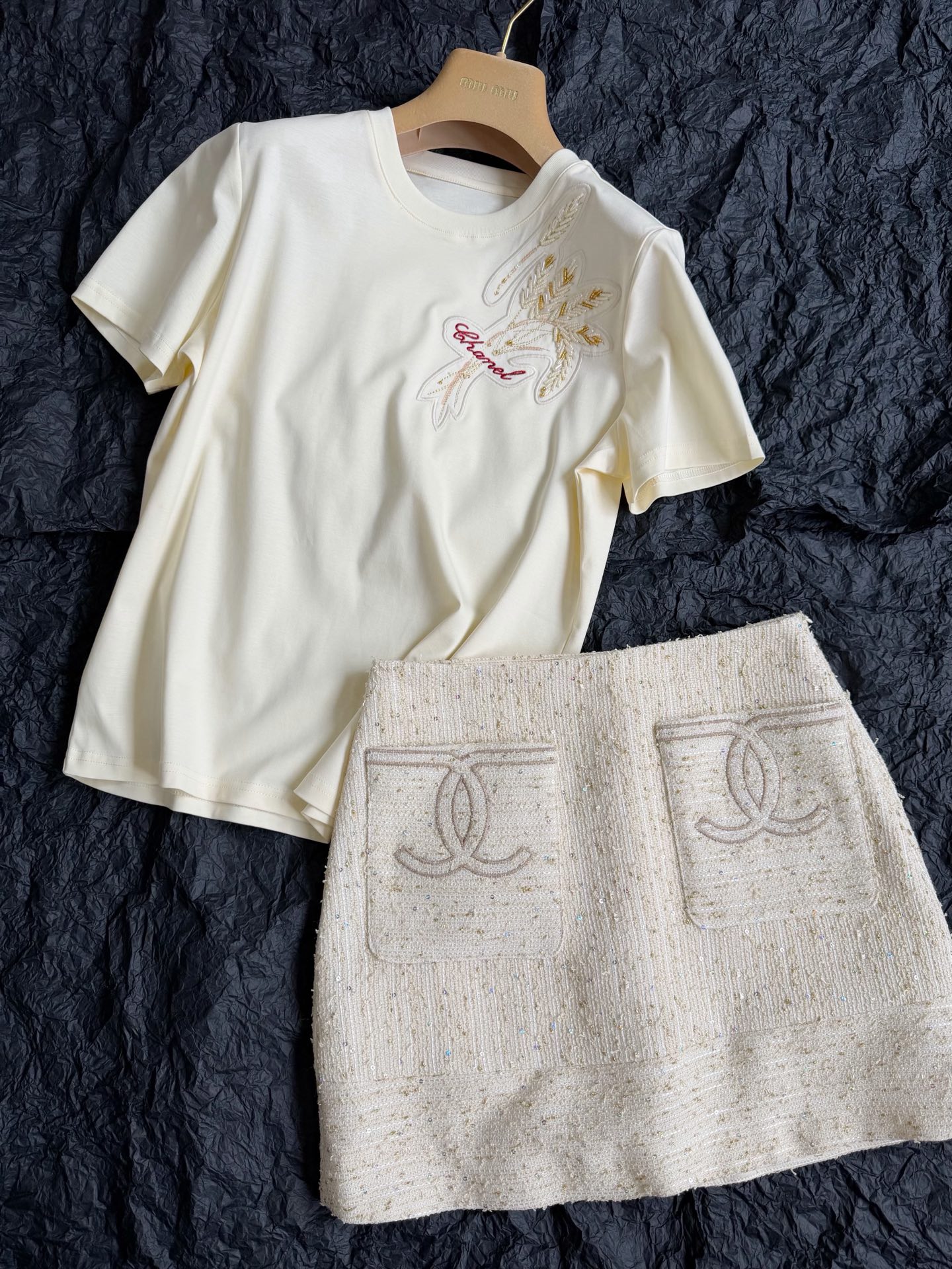 NO:927680,Real photos of matching skirt details. Textured tweed fabric with rich layers and high-end fine glitter. Can be matched with other items in the wardrobe. Whether it’s tees or sweaters, they’re all great, skirts, sweaters,19860909配套·半裙细节实拍图 富有肌理感的粗花呢面料 层次丰富,高级细闪 可以任意搭配衣橱其他单品 不论tee还是毛衣,都嗲,,skirts,sweaters,,Women's clothing
