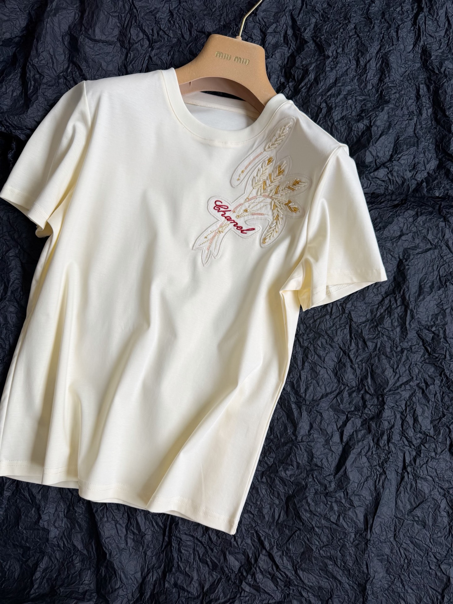 NO:927662,This month’s featured item is a comfortable and elegant tee. I like to wear this effortless item every day. Customized beige mercerized cotton fabric. Silky and cool, especially suitable for hot summers. Imported machine embroidery and hand-beading on the chest. I can identify the chane element at a glance. The stitching and closing in my house can withstand the test of a magnifying glass. It is recommended to match it with a skirt from the same series. The tweed material is equipped with lining. You can wear it casually in summer without getting too hot. Chanel, skirts,19860909本月主推款,舒适优雅tee 日常就爱穿这种不费力的单品 定制米黄色丝光棉面料 丝滑凉爽特别适合闷热夏天 胸前进口机器刺绣加手工串珠 一眼识别chane元素. 我家走线收口都经得起放大镜考验 推荐搭配同系列半裙 粗花呢材质配备内衬 夏天随意驾驭,不会热喔,,chanel,skirts,,Women's clothing