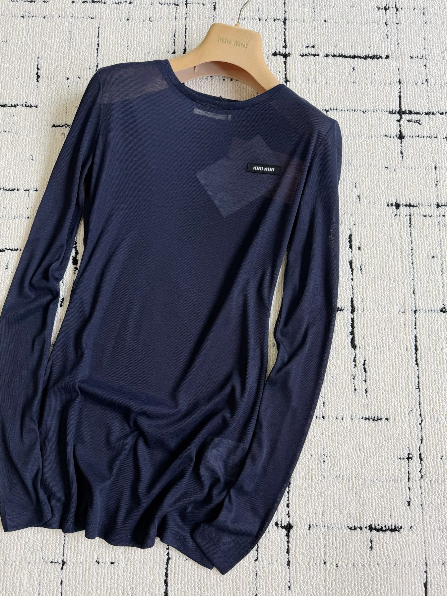NO:932179,Deep navy blue · Detailed real photos. This kind of thin material with long sleeves is so needed in summer. Physical sunscreen is more useful than sunscreen!! It makes you look slimmer and more elegant. There is no limit at all. I have a stable supply. You can rest assured to sell it.19860909深藏蓝·细节实拍图 夏天太需要这种薄料长袖了 物理防晒比防晒霜更有用 !! 显瘦抬气质,完全不设限 我家稳定供应各位放心卖呐,,,Women's clothing