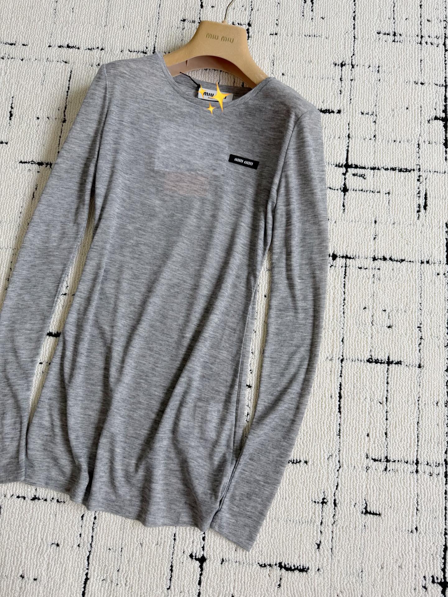 NO:932165,Gray·detailed real photos. A must-have basic color. You can layer any color or wear it directly as a tee skirt. A classic style that will not go out of style in three to five years.,,skirts,19860909灰色·细节实拍图 必入的基础色 可以叠穿任意一个颜色 或者直接当tee裙穿 三五年不过时的经典款.,,skirts,,Women's clothing