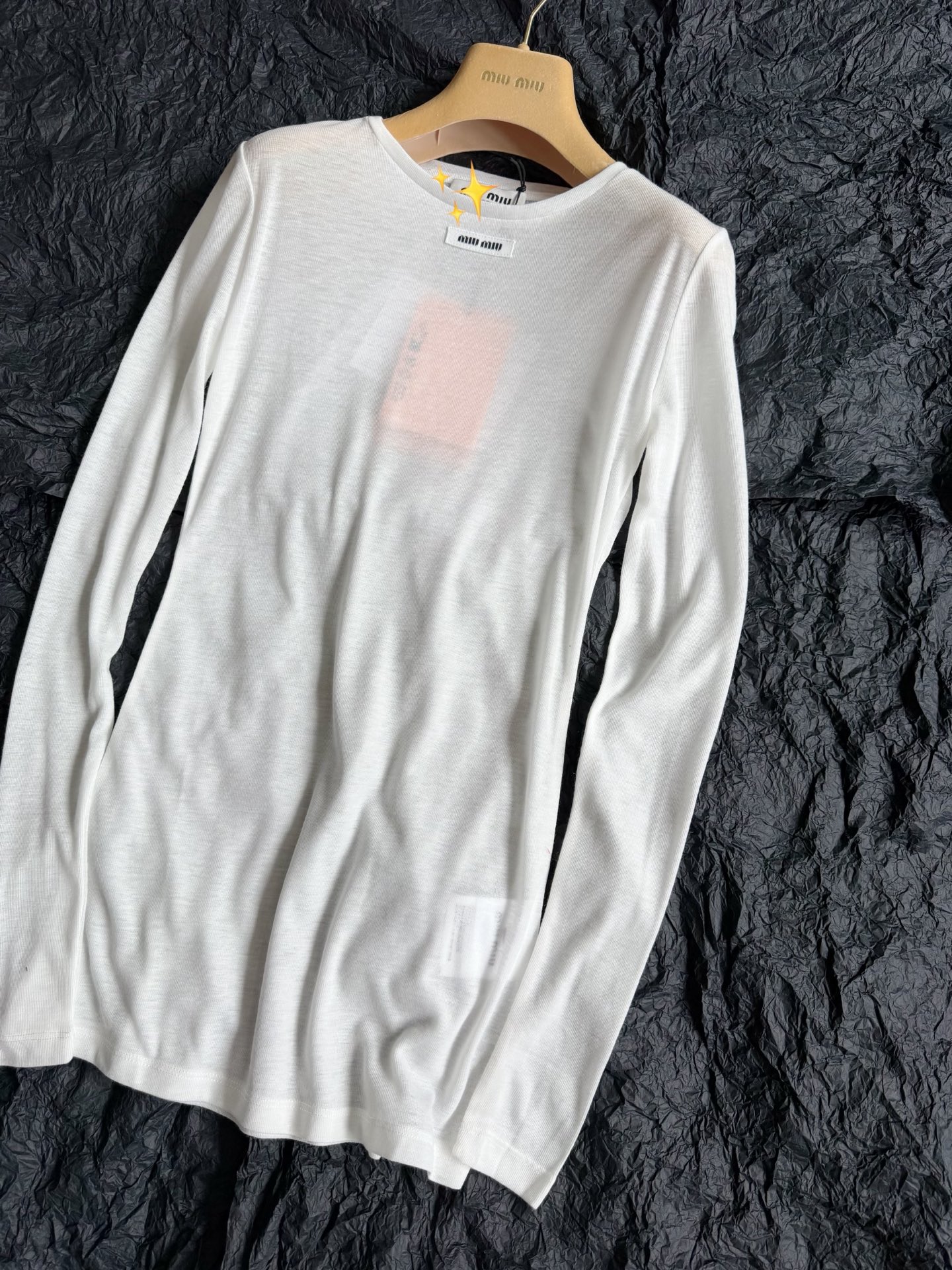 NO:932204,The popular thin material base series will continue to be replenished!! yb is different in hand. You can come up with it at any time. We can do it for you in one step. Basic white, middle logo, dark blue, black, and gray side logo to meet your various layering needs ~~ The elastic threaded fabric is light and unrestricted. It is great to use as physical sun protection in summer!! It can also be used as a base in spring, autumn and winter. There is a stable supply of high-looking base shirts.19860909口碑款薄料打底系列 继续补单啦 !! yb在手就是不一样 任何时间段想出就能出. 一步到位给你们做足 基础白·中间logo 搭配深藏蓝·黑色·灰色侧面logo 满足你们各种叠穿需求 ~~ 弹力螺纹面料轻薄无束缚 夏天当成物理防晒太爽了 !! 春秋冬还能当成打底 不嫌多的高颜值打底衫稳定供应,,,Women's clothing