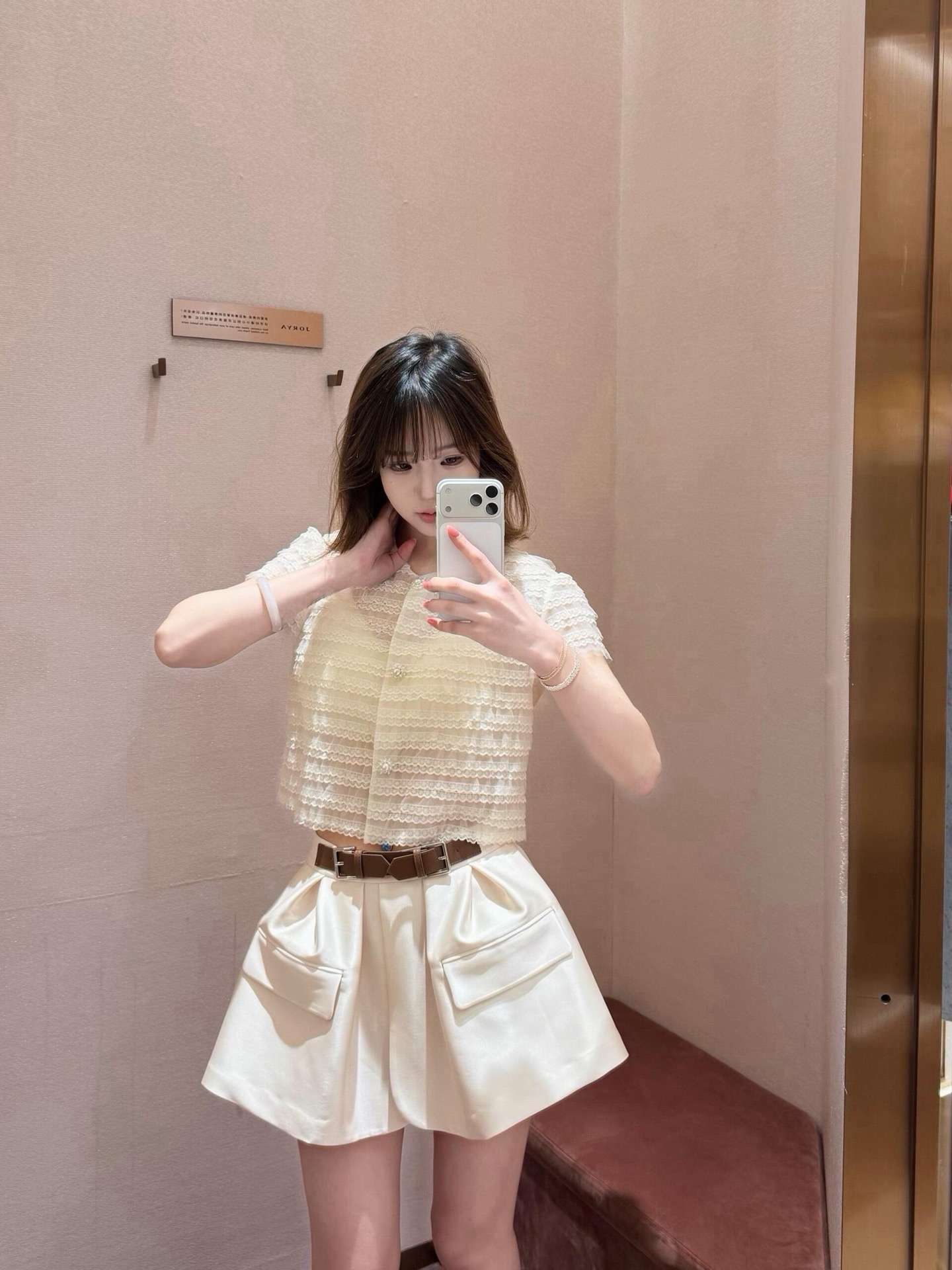 NO:923902,The popular models at the counter are all on display,19860909柜台热门款 柜姐纷纷上身,,,Women's clothing
