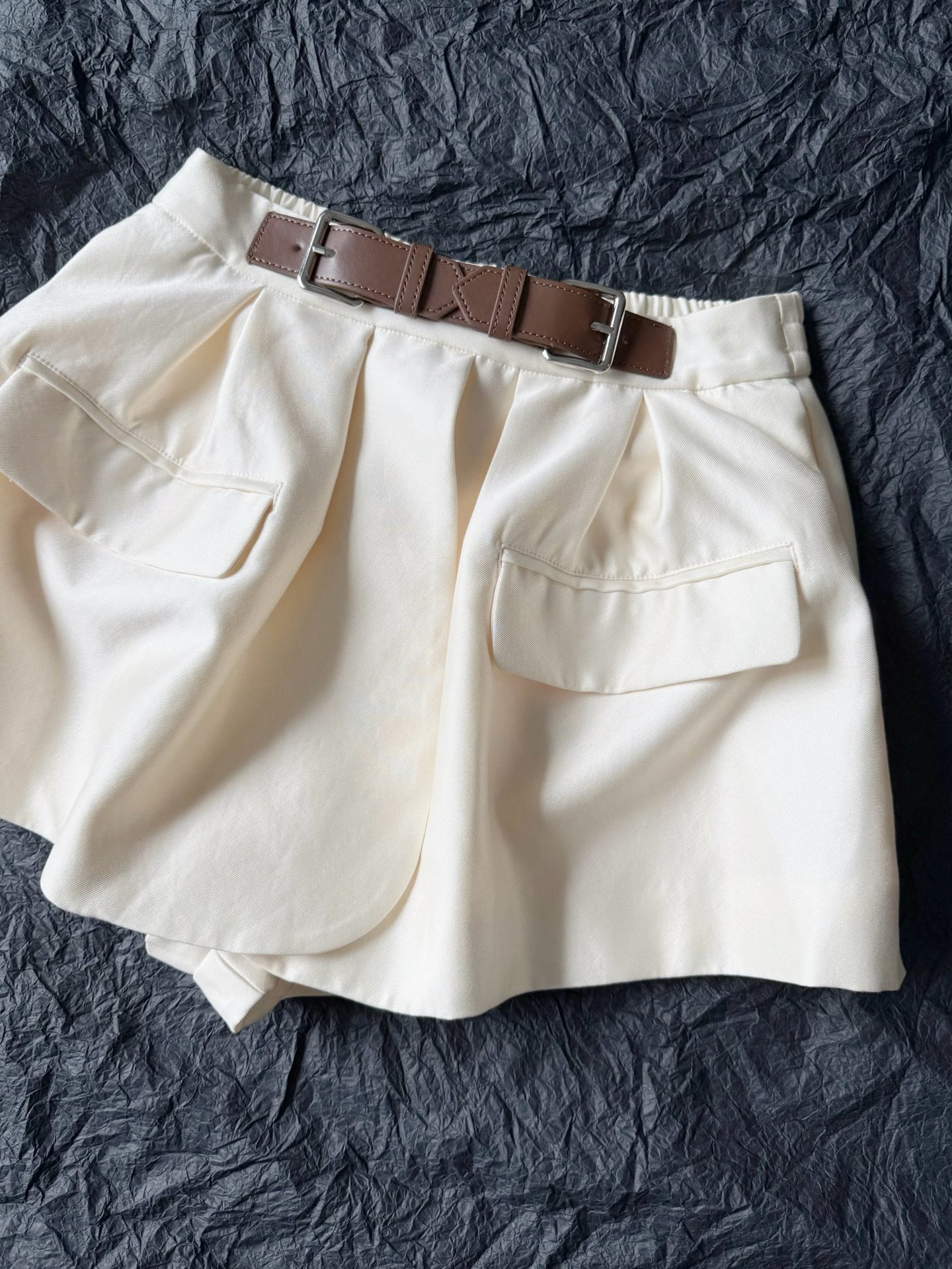 NO:923893,Beige color·Real photos of details. Really irresistible design and details. This one can fit many tops in the wardrobe. Multiple styles, switch at will. It looks like a skirt, but it is actually a pair of shorts. It is easy to put on and take off, and will not be exposed in daily life. Skirts, shorts,19860909米杏色·细节实拍图 真心让人无法抗拒的设计和细节 这一条可以适配衣橱很多上衣 多种风格,随意切换 看似是条裙子实则是条短裤 穿脱方便,日常也不会走光,,skirts,shorts,,Women's clothing