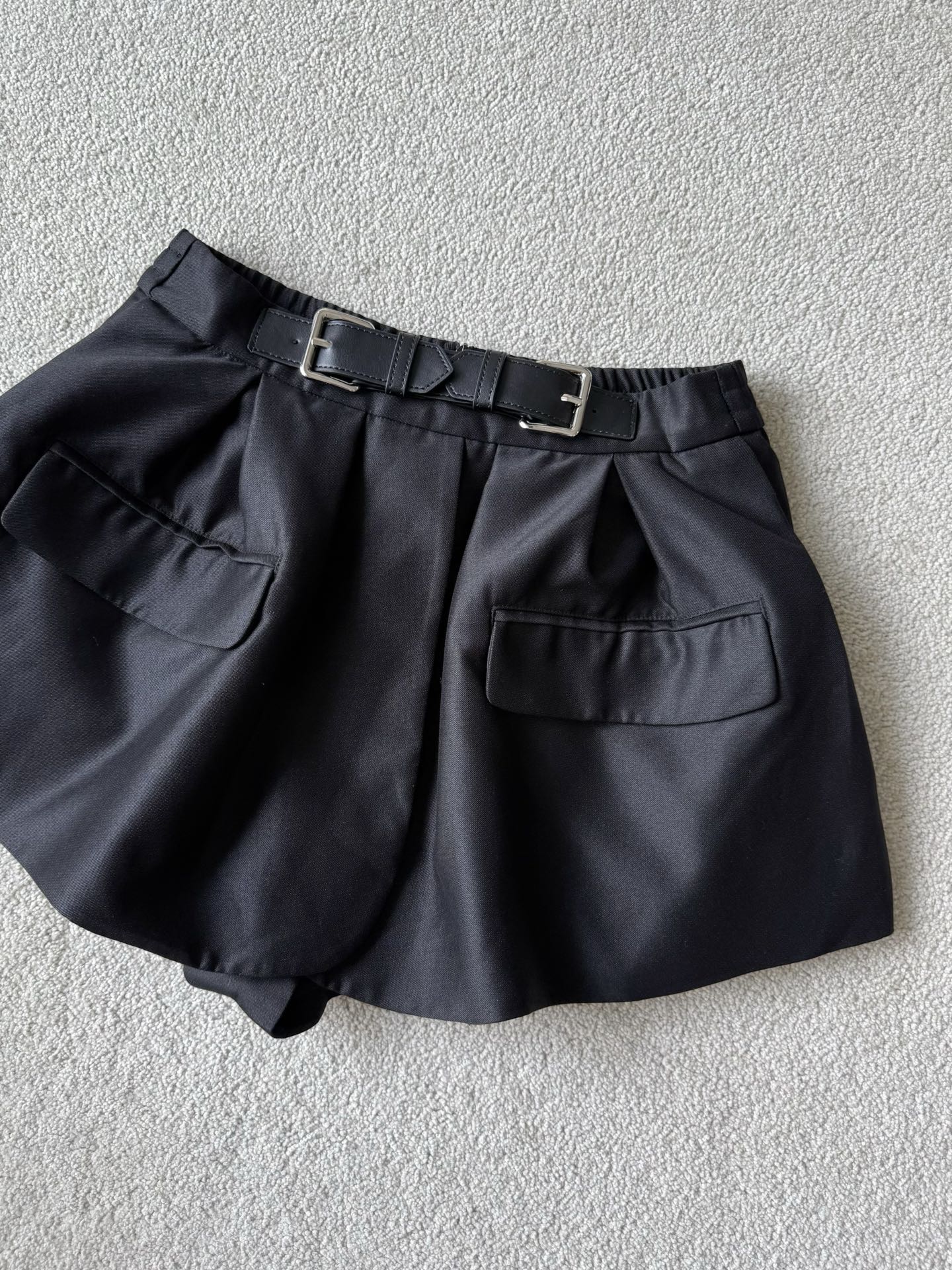 NO:923877,Zhuoya is an indescribable must-have. Be smart to take advantage of the first batch of good products!! This pair of culottes really makes a difference. In addition to the high-quality fabric and excellent fit, the design is really interesting. It looks like a bud skirt, but it is actually a pair of shorts. It is spliced ​​with a high-quality leather belt and has an invisible zipper at the back for easy putting on and taking off ~ easy to match and recognizable. It can be matched with any top from the closet, skirts, shorts, etc.19860909不可言说地必入款卓雅 聪明的要趁首批好货 !! 这一条裤裙真正拉开了差距 除了优质的面料和绝好的版型之外 这个设计真的很有料. 看似条花苞半裙实则是条短裤 拼接高品质皮腰带 后副隐形拉链方便穿脱 ~ 好搭又有辨识度 随便从衣橱抓个上衣都能配,,skirts,shorts,,Women's clothing