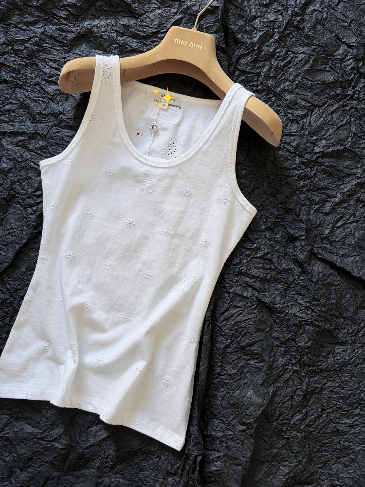 NO:900786,Hollow Vest·Details Actual Photos I really like this low-key luxury model ~~ It looks simple but is actually full of heavy-duty details. It is an aesthetically pleasing and secretly eye-catching item for daily wear.,,19860909镂空背心·细节实拍图 好爱这种低调奢侈款啊 ~~ 看似简约实则都是重工细节 日常穿着给人审美极好 又暗暗惹人注目的单品.,,,Women's clothing