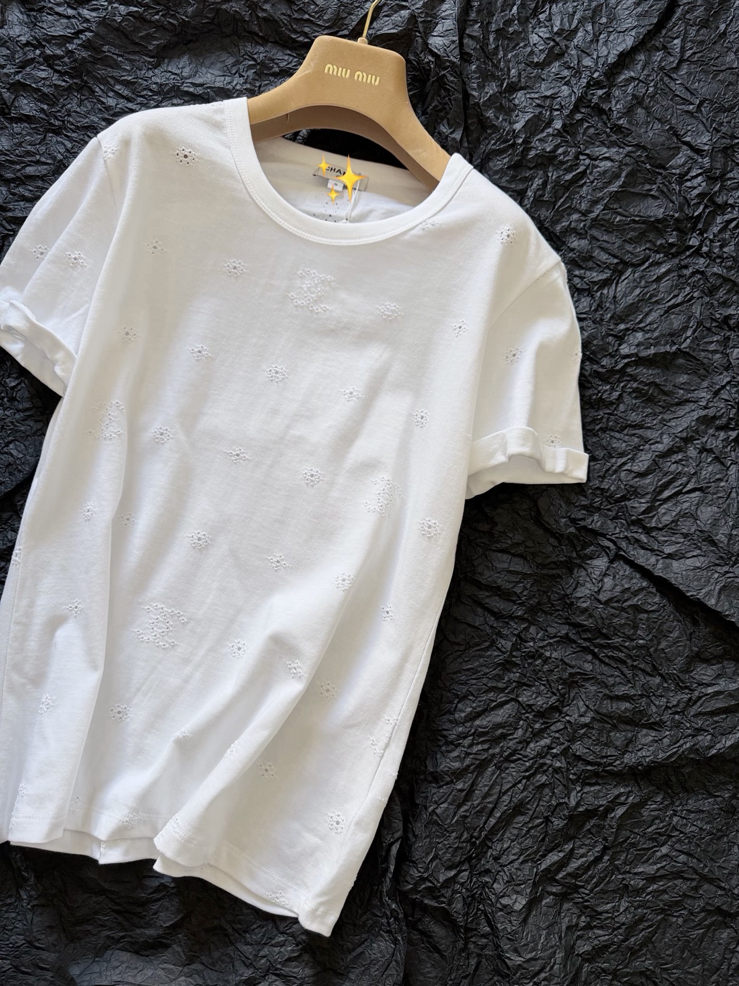 NO:900779,This is no longer available in the market. My exclusive yb-developed short-sleeve + vest. I love high-end and low-key fragrances. I must buy this series and keep it for myself. Classic double-C hollow embroidered short-sleeve. The details are very delicate, and it is not tight when worn. It is the kind that looks ordinary but is actually very heavy on the upper body and has surprises!! It is different from the full-logo outfits on the street. My family's aesthetic has always been stable, T-shirt,19860909市面已经找不到这款 我家独家yb开发短袖+背心 钟意高级低调感的香粉 必入这一系列,一定自留 经典双C镂空刺绣短袖 细节处理很细腻,贴身穿不扎 是那种看似平凡实则非常重上身有惊喜的那种 !! 区别满大街的满logo穿搭 我家审美一直都很稳,,T-shirt,,Women's clothing