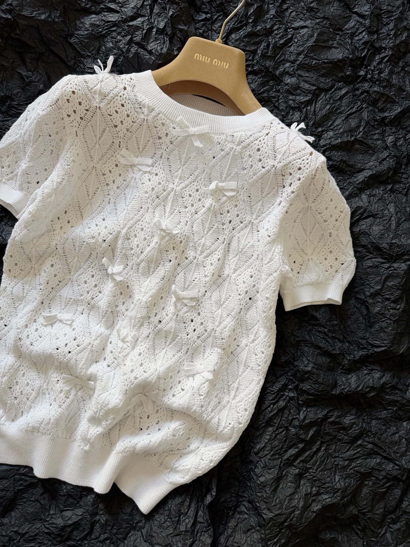NO:911093,dr Your spring and summer are so beautiful!! You can earn money by buying a knitted tee. Say goodbye to dullness and boredom. The classic hollow weaving adds a three-dimensional bow. The production process is also a lot more difficult. My real three-dimensional bows are each perfect, with positioning embroidery. This small detail is enough to impress the market. The hollow weaving method can also be worn in summer. It is still breathable Egyptian cotton. The real thing is so beautiful.19860909dr你的春夏真的美疯了 !! 买到就是赚到的针织tee 告别乏味与无聊 经典镂空织造添加立体蝴蝶结 制作工艺上也难了很多 我家真正的立体蝴蝶结 每一个都完美,定位刺绣 这一个小小细节足以吊打市面 夏天也能穿的镂空织法 还是透气的埃及棉,实物太美了,,,Women's clothing