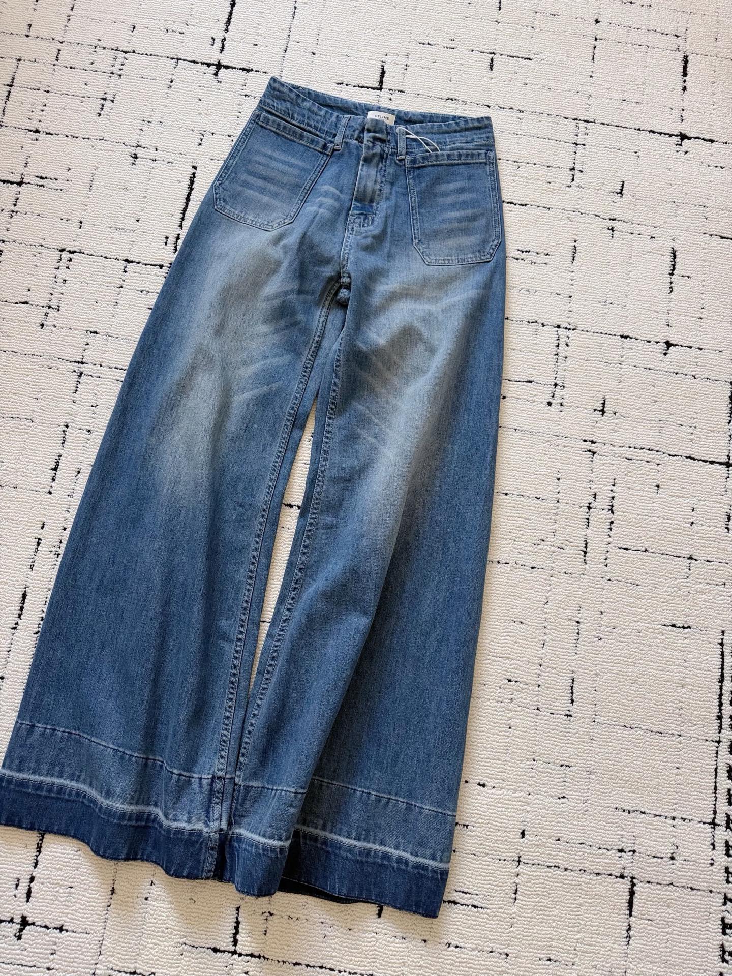 NO:908437,White has been sold out, and denim blue is new. I have rarely been so fascinated by a pair of jeans. Celin’s pants this year are amazing again!! There is a big breakthrough in the style. The loose and wide-leg tailoring perfectly accommodates all kinds of imperfect leg shapes. Look for my soft, skin-friendly and drapey denim cotton. The twill texture is very clear and can withstand long-term wear and washing without deformation ~ The exquisite and simple logo on the back. The overall blue and white tone is really good. I really like the style. You can try it boldly.  !!,,celine,jeans,19860909白色已爆单,新出牛仔蓝 我很少对一条牛仔裤如此着迷 celin今年的裤子又封神了 !! 版型上就有很大突破 宽松偏阔腿的剪裁 完美包容各类不完美腿型. 认准我家柔软亲肤又垂坠的牛仔棉 斜纹肌理感清晰无比 经得起长时间穿洗不变形走样 ~ 后副精细简约的logo 整体蓝白色调真的好爱 版型你们就大胆上身试吧 !!,,celine,jeans,,Women's clothing