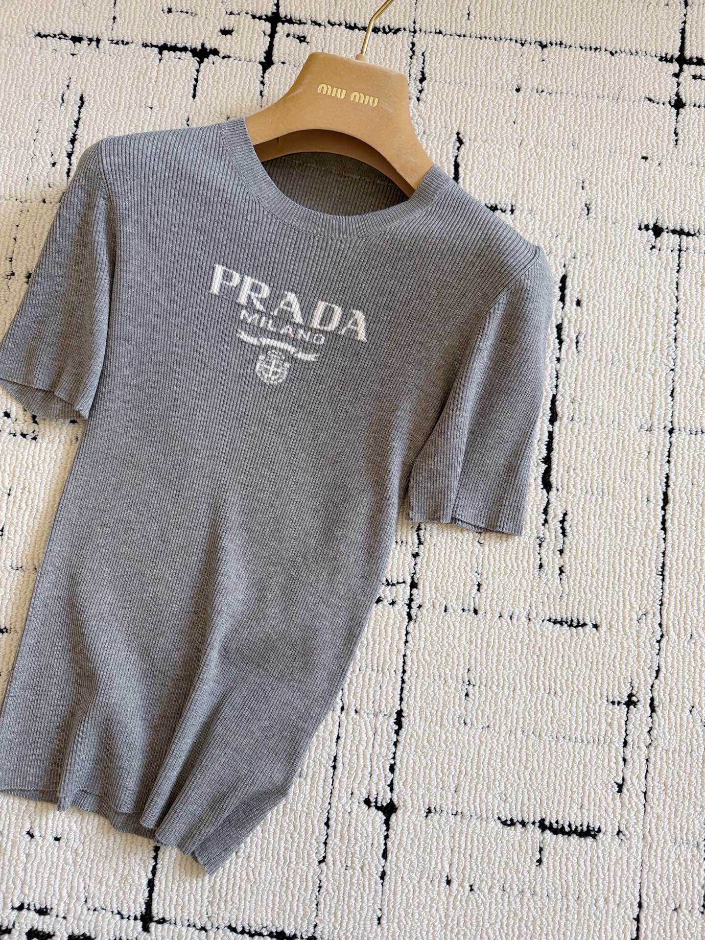 NO:906762,I don’t need to say more about the top-notch item prad@万年classicism. The new short-sleeved tee with white lettering and white body. This mulberry silk wool material is expensive. Sisters who are afraid of heat don’t need to worry. It is an item that can be worn casually in summer. The classic jacquard letter logo has no superfluous design. The longer sleeves and round neck make our body proportions look particularly good, prada, T-shirt,19860909不需要我多说的顶级单品 prad@万年经典主义 新出白色字母白色衣身短袖tee 这个桑蚕丝毛料成本高昂 怕热的姐妹无需担心 夏天也能随意驾驭的单品. 经典提花字母logo 没有一丝多余设计 偏长一点的袖子加圆领 把我们身材比例显的特别好,,prada,T-shirt,,Women's clothing