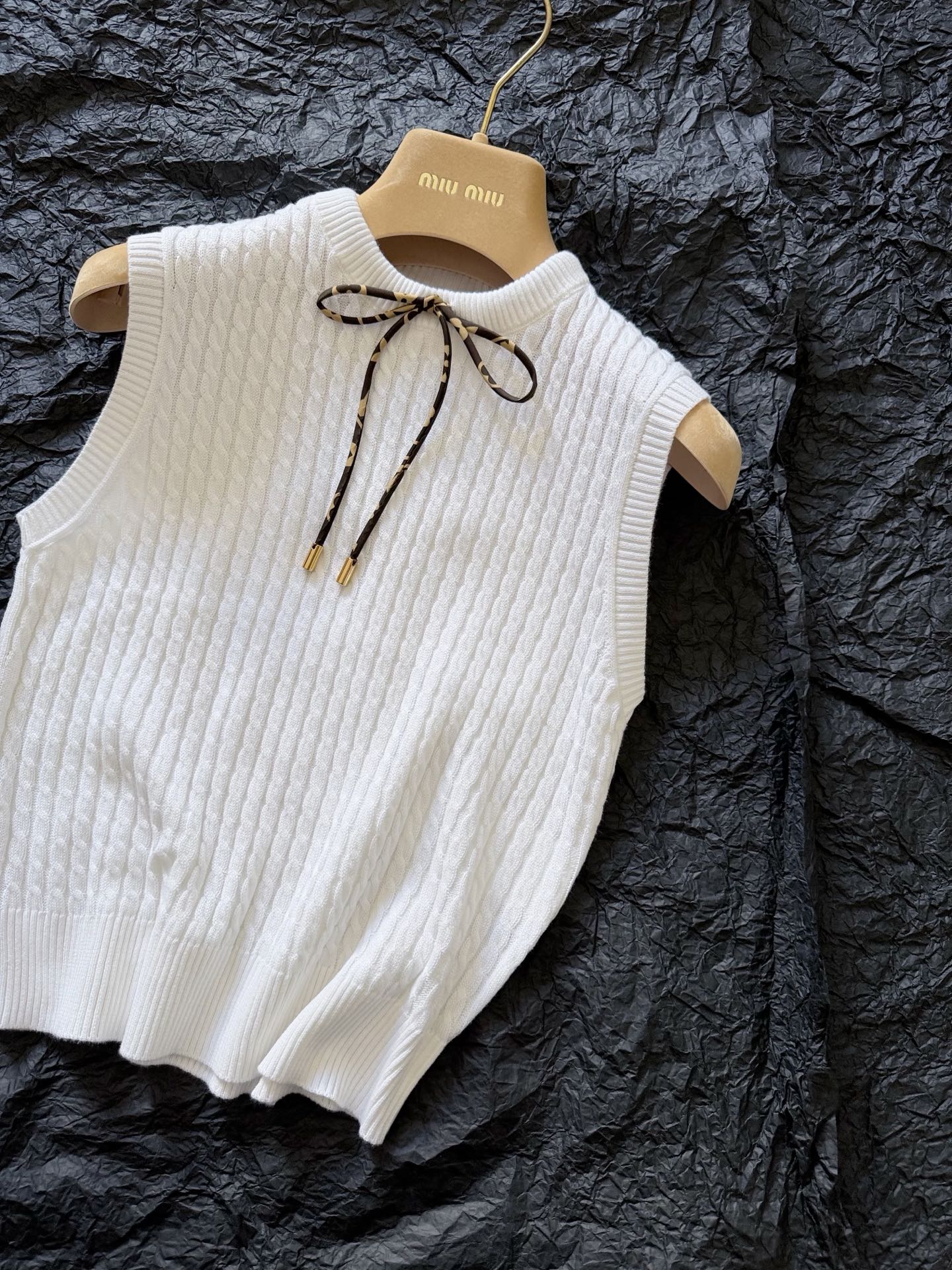 NO:899433,Many old customers are urging us to update. Here are the top-quality detailed pictures ~ A must-have series this summer. The minimalist design does not have a trace of excess and the upper body is elegant enough to look high-end. My custom-woven mulberry silk and cotton wool are soft and skin-friendly, delicate and smooth. The upper body is comfortable and breathable and not stuffy at all. A silk presbyopia drawstring is added to the small neckline. The small hanging clock also has an engraved logo ~ There are many details, which makes it durable and not easy to go out of style.  It is recommended to collect it with the series of skirts, skirts, real silk,19860909好多老顾客都在催我们更新 顶级品质细节图来了 ~ 本夏季必收的一个系列 极简设计没有一丝多余 上身也足够抬气质,显高级 我家定织桑蚕丝加棉毛料 柔软亲肤,细腻顺滑 上身舒适透气完全不会闷 小领口添加真丝老花抽绳 小吊钟也是有刻字logo的哦 ~ 细节很多,经久耐穿不易过时 推荐和系列半裙一起收,,skirts,real silk,,Women's clothing