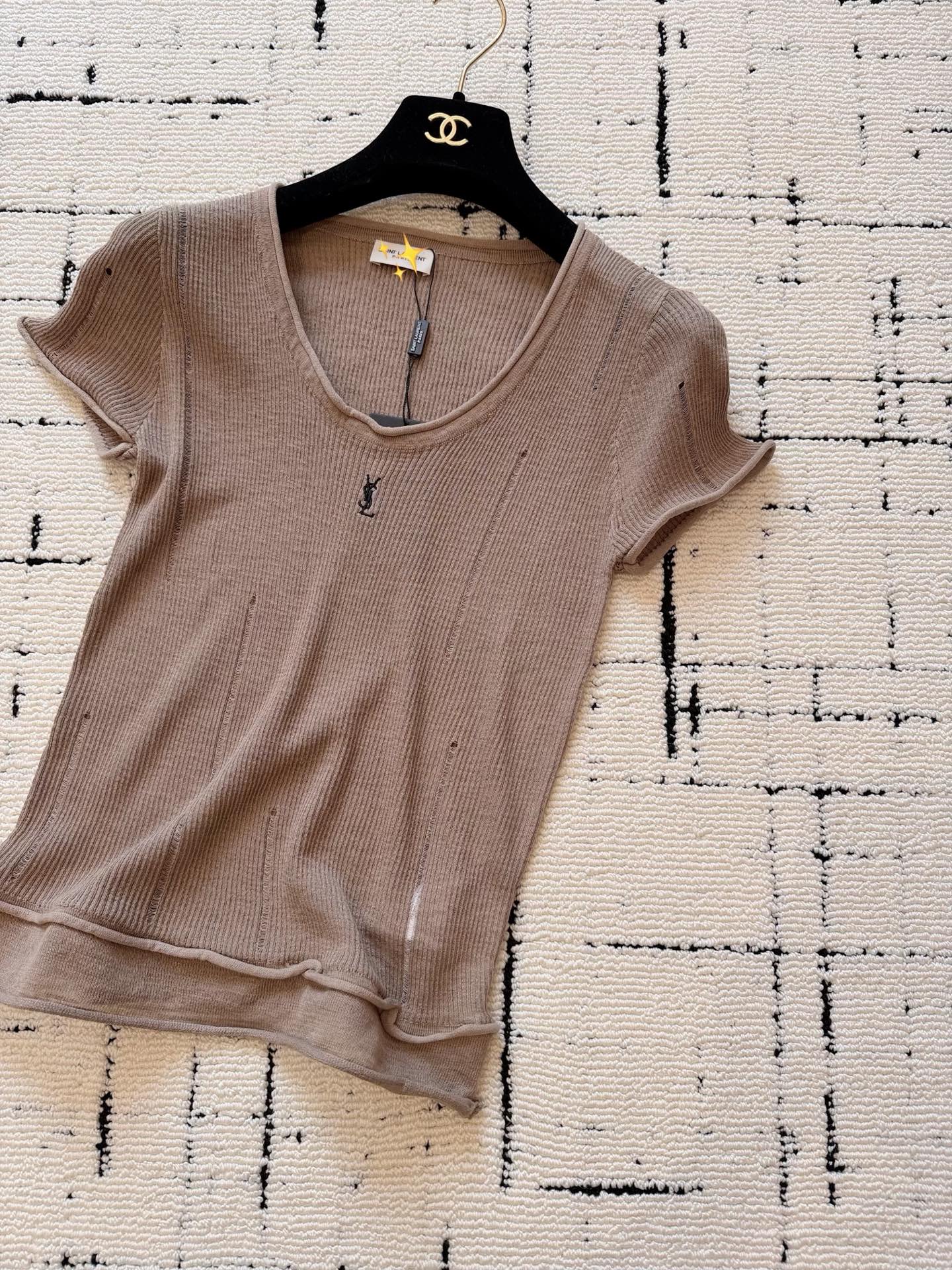 NO:899450,An SLP that is by no means ordinary, it can be said to be a must-have this month!! People who are afraid of hot stars must buy this destructive knitted tee. In addition to its stable aesthetics, its coolness and comfort are also among the best. The three-dimensional woven large U-neck version has irregular curling design on the cuffs and hem. It hides the flesh and makes it slimmer and more chic. Sisters who are fat do not need to say anything to control it at will. The elasticity is extremely unlimited,,loro piana,19860909绝不普通的一件slp 可以说是本月必入 !! 怕热星人必收这件破坏感针织tee 除了审美稳稳在线之外 它的冰爽舒适度也是数一数二. 立体织造大U领版型 袖口/下摆都有不规则卷边设计 藏肉显瘦也更加别致 微胖姐妹无需多言随意驾驭 弹力极大不设限,,loro piana,,Women's clothing