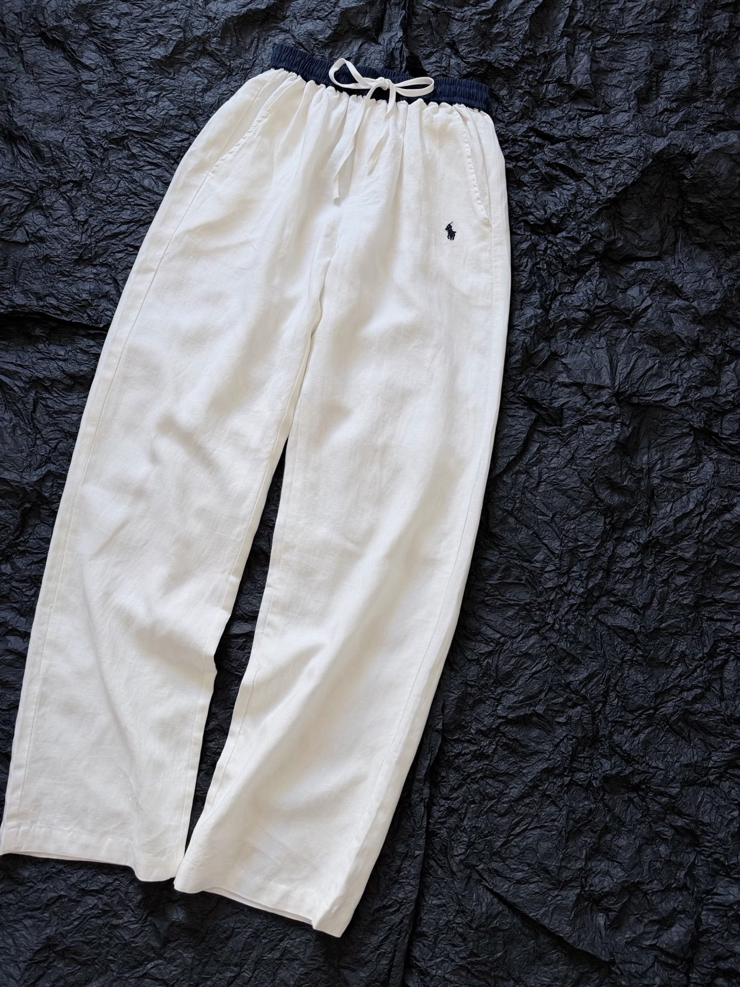 NO:910386,Linen pants are a must-have for physical sun protection in summer. This pair from Raff hit me right~ The high-quality blended material is full of texture. It is equipped with a skin-friendly and sweat-absorbent lining. The upper body is not see-through and does not dig into the flesh. It is comfortable and looks good. The pure white color can be matched with all tops. There is no limit to the contrasting elastic waist. A small logo embroidery is enough.19860909夏季物理防晒刚需亚麻裤 拉夫这一条妥妥的戳中我 ~ 高品质混纺材质肌理感十足 设有亲肤吸汗的内衬 上身不透底,也不会扎肉 舒适度兼顾了高颜值 正白色可以搭配一切的上衣 撞色弹力腰不设限 一个小logo刺绣点缀足矣,,,Women's clothing