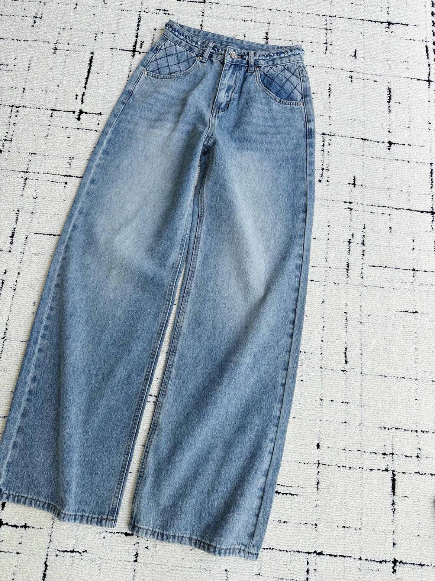 NO:947334,This month, I rarely admired a pair of jeans so much. It took two re-orders before the stock was updated. It has been supplied to ordering customers. Many old customers have brought pictures to place orders. High-quality denim cotton can be used all year round. Classic webbing embellishes the waist. Simple diamond embroidery with double C on the back. There is no unnecessary design to make it look good~ The straight mid-high waist version is not flattering on the figure,,jeans,19860909本月很少让我如此赞叹的一条牛仔裤 补单两次才有现货更新 一直在供应给订单顾客 好多老顾客都带图来下过单了. 高品质牛仔棉一年四季皆可 经典织带点缀腰间 加后副双C简约菱格刺绣 没有一处多余的设计就是高颜值~ 直筒中高腰版型不挑身材,,jeans,,Women's clothing