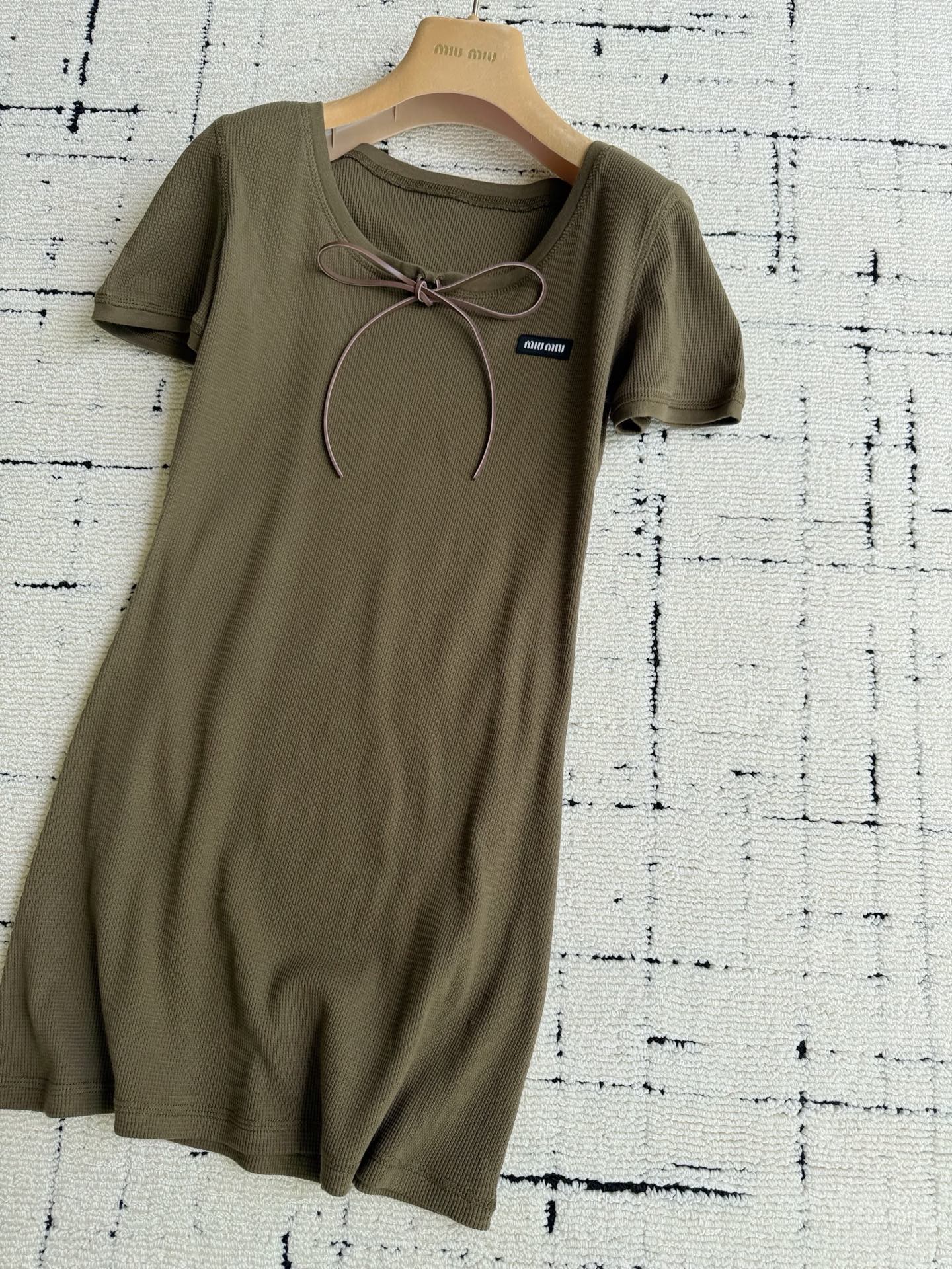 NO:910389,Lucky for my little ones, the latest models of miu cabinets are updated simultaneously!! We have a new waffle series, short-sleeved dress/sunproof long-sleeved one. We will provide it for you according to yb details. Custom-dyed army green waffle fabric in a vat. No color difference, feel and details are the same. Full of elasticity and good resilience. It can withstand multiple wears and washings and is not easily deformed. Lambskin and cow leather bows  The small accessories are all real, miumiu, skirts, T-shirt, cowhide, sheepskin,19860909我家的宝子们有福了 miu柜子最新款同步更新 !! 全新华夫格系列我们都出 短袖连衣裙/防晒长袖 我家都按照yb细节给你们出齐 包缸定染军绿色华夫格面料 无色差,手感细节都一致 弹力十足回弹性也很好 经得起多次穿洗不易变形 小羊皮牛皮革蝴蝶结 小辅料都是做到了实打实,,miumiu,skirts,T-shirt,cowhide,sheepskin,,Women's clothing