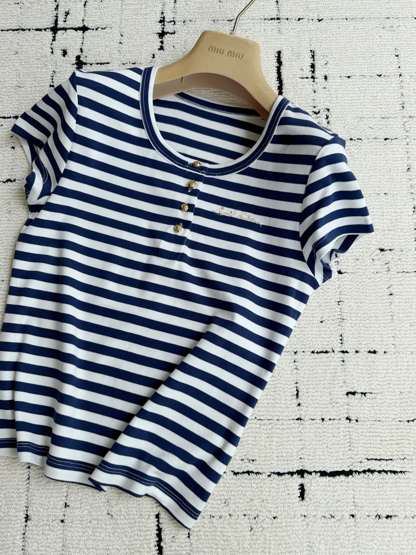 NO:929139,The sea soul shirt is indispensable in summer. 1V’s new product is worthy of your careful appreciation ~~ Selected pure cotton comfortable striped fabric, full of elasticity and unrestrained. The design of the round neck buttoned short-sleeved henley shirt can be used for daily commuting and durable. It is worth adding the signature embroidery logo on the chest. It is low-key and luxurious at first glance, and it looks very 1V, but it is more difficult to embroider than the ordinary style!!,, T-shirt,19860909夏季少不了的海魂衫 1V新品值得你细细品味 ~~ 精选纯棉质舒适条纹面料 弹力十足,无拘无束 圆领加扣子短袖亨利衫的设计 可日常可通勤,经久耐穿 值得前调胸前签字刺绣logo 低调奢侈一看就很1V 但是比普通款的刺绣更难做 !!,,T-shirt,,Women's clothing