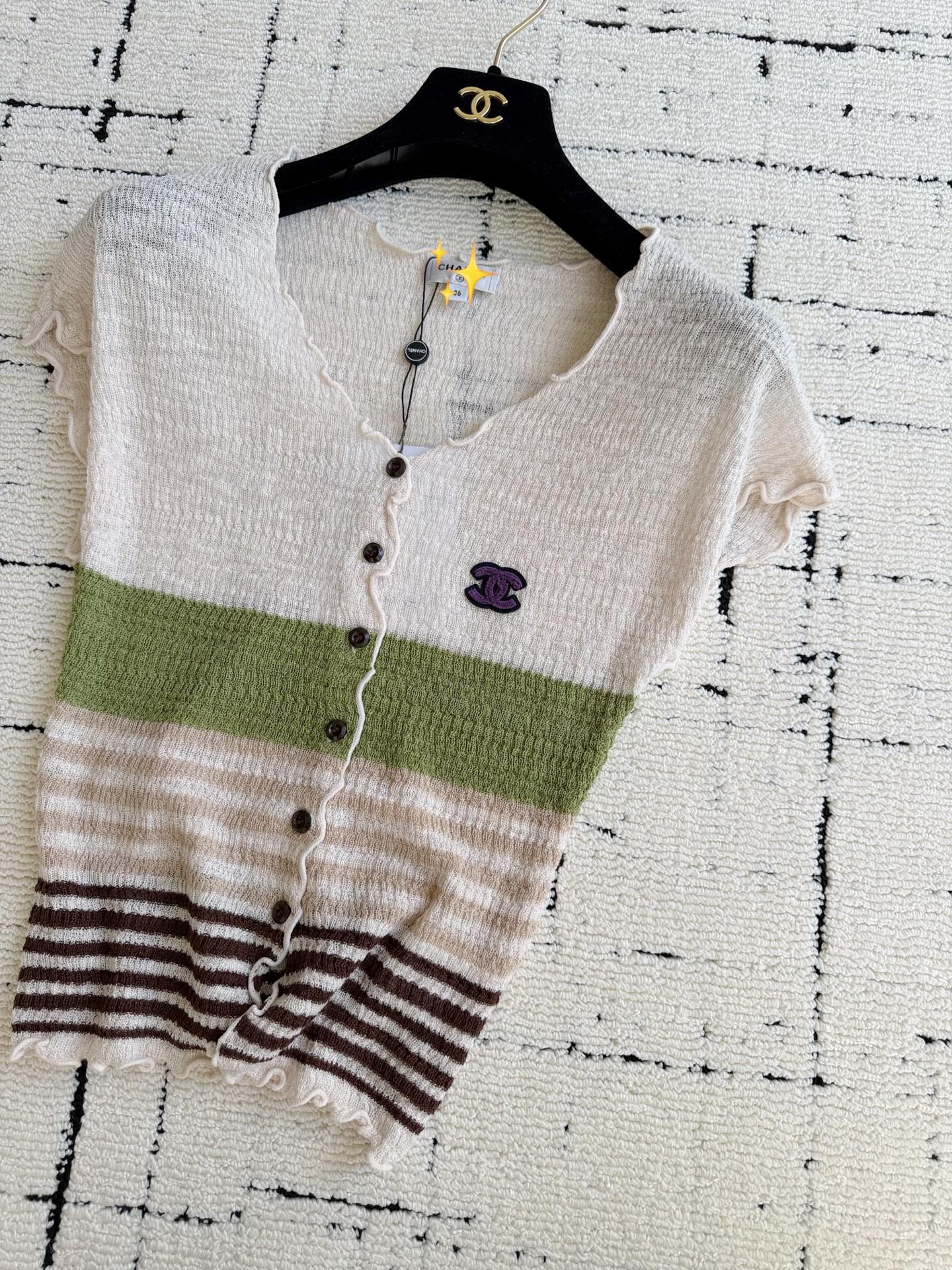 NO:909136,This month's selection is visibly upgraded by several grades. Baozi, who doesn't like to wear matching shirts, is quick to come ~ and widen the gap with the ones on the street. Vintage holiday fragrances are really attractive. Custom-woven light and breathable textured wool. Full of elasticity, soft and not piercing the flesh. It is comfortable and breathable to wear in summer. You can rest assured that it will not be stuffy at all. The small rolled edges are matched with contrasting stripes. The upper body just exposes the thinnest part of the collarbone.19860909这个月选品肉眼可见的拔高几个档 不爱撞衫的宝子速度来 ~ 和满大街的穿拉开差距 vintage度假香真的有魅力 定织轻薄透气肌理感毛料 弹力十足,柔软不扎肉 夏天穿着舒适透气 完全不会闷热可以放心. 小卷边搭配撞色条纹 上身露出锁骨最瘦的部分刚刚好,,,Women's clothing
