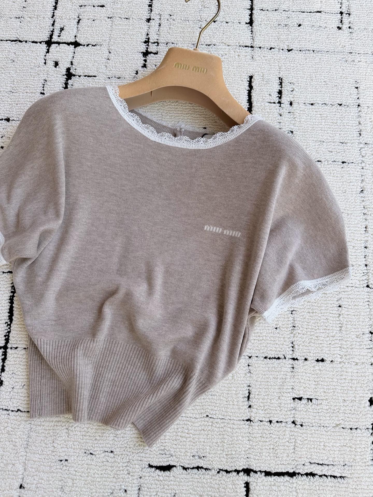NO:926108,Actual photos of the same series of knitted short-sleeve details. The length is particularly suitable for small people. The upper body beautifies the proportions and makes the legs longer. The pattern has been modified many times before being restored. Ensure that you have the same upper body effect.,,T-shirt,19860909同系列针织短袖·细节实拍图 衣长特别适合小个子 上身美化比例,显腿长 版型修改了很多次才还原 确保你们一致的上身效果.,,T-shirt,,Women's clothing
