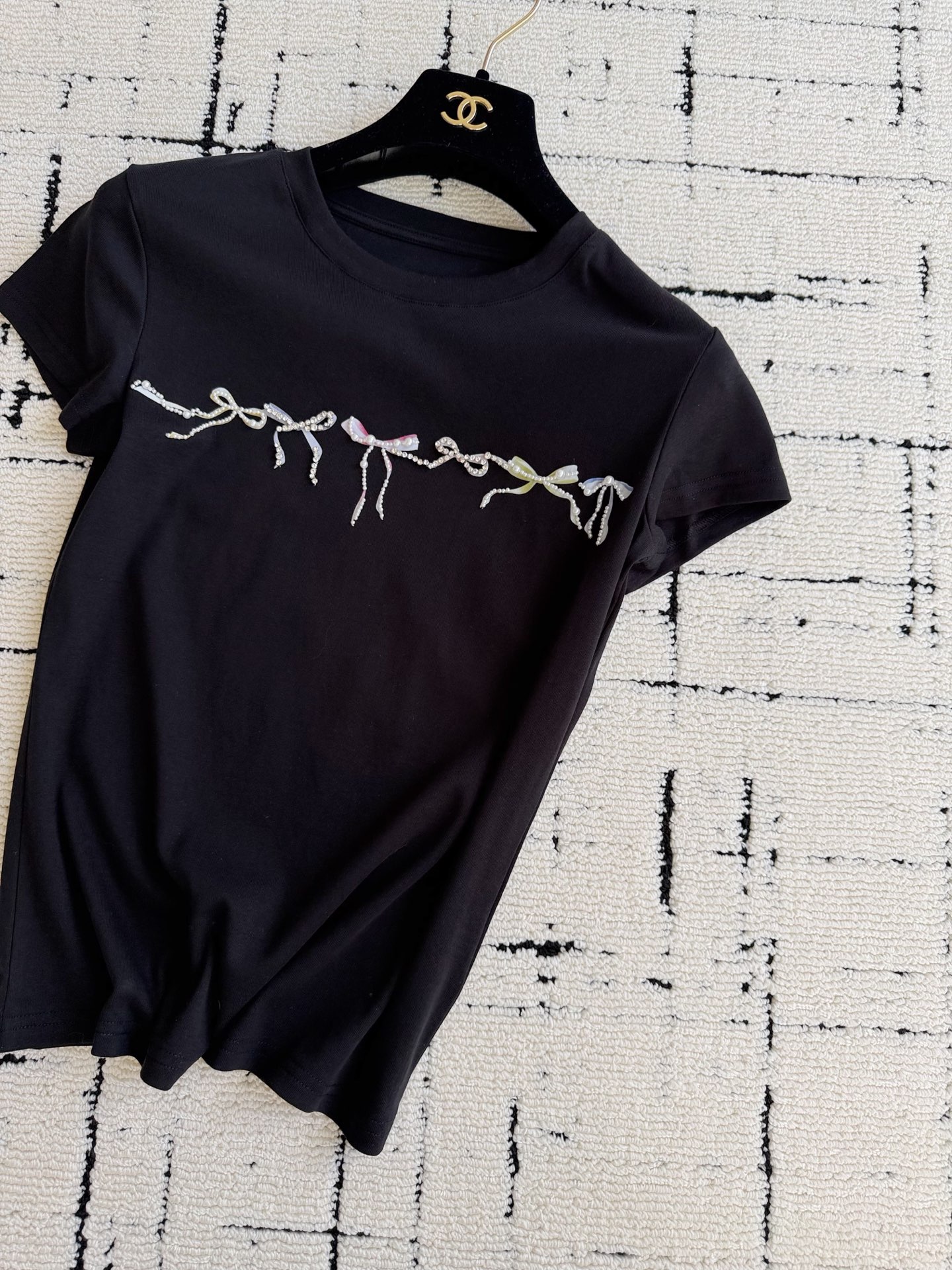 NO:926087,Actual photos of black details and details. There is no need to say more about this design and version. Believe me, close your eyes and close your eyes. It is invincible and easy to wear.19860909黑色·细节实拍图 这个设计和版型无需多言 信我的闭眼收,无敌好穿,,,Women's clothing