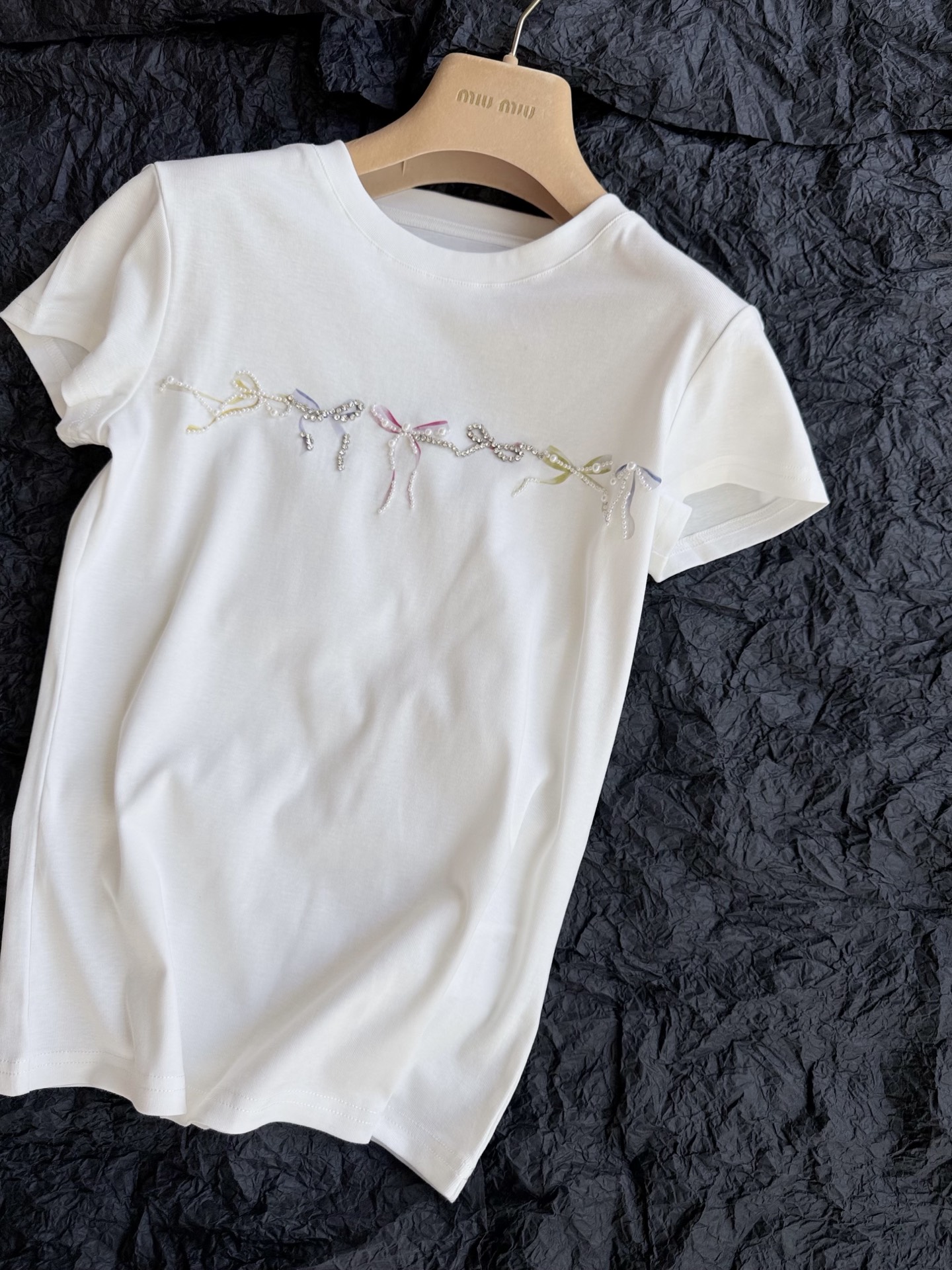 NO:926070,Smart customers recommend keeping it for yourself!! Delicate bow tee with good aesthetics and difficult to match ~ I love this kind of no-brainer item in summer. It looks simple but actually has many small details. High weight elastic mercerized cotton, moisture-wicking and full of elasticity, slimming and slimming without any sense of restraint. The upper body beautifies the body proportions. The bow print on the chest and three-dimensional hand-made diamonds. Each one is carefully selected, not too much, not too little, and just the right sense of sophistication.,,19860909聪明的顾客推荐自留 !! 好审美不易撞衫精致蝴蝶结tee ~ 夏天就爱这种不费脑的单品 看似简约实则很多小细节 高克重弹力丝光棉,吸湿排汗 弹力十足,修身显瘦没有束缚感 上身美化身材比例 胸前蝴蝶结印花加立体手工钻 每一颗都是精挑细选 不多不少的精致感恰到好处.,,,Women's clothing