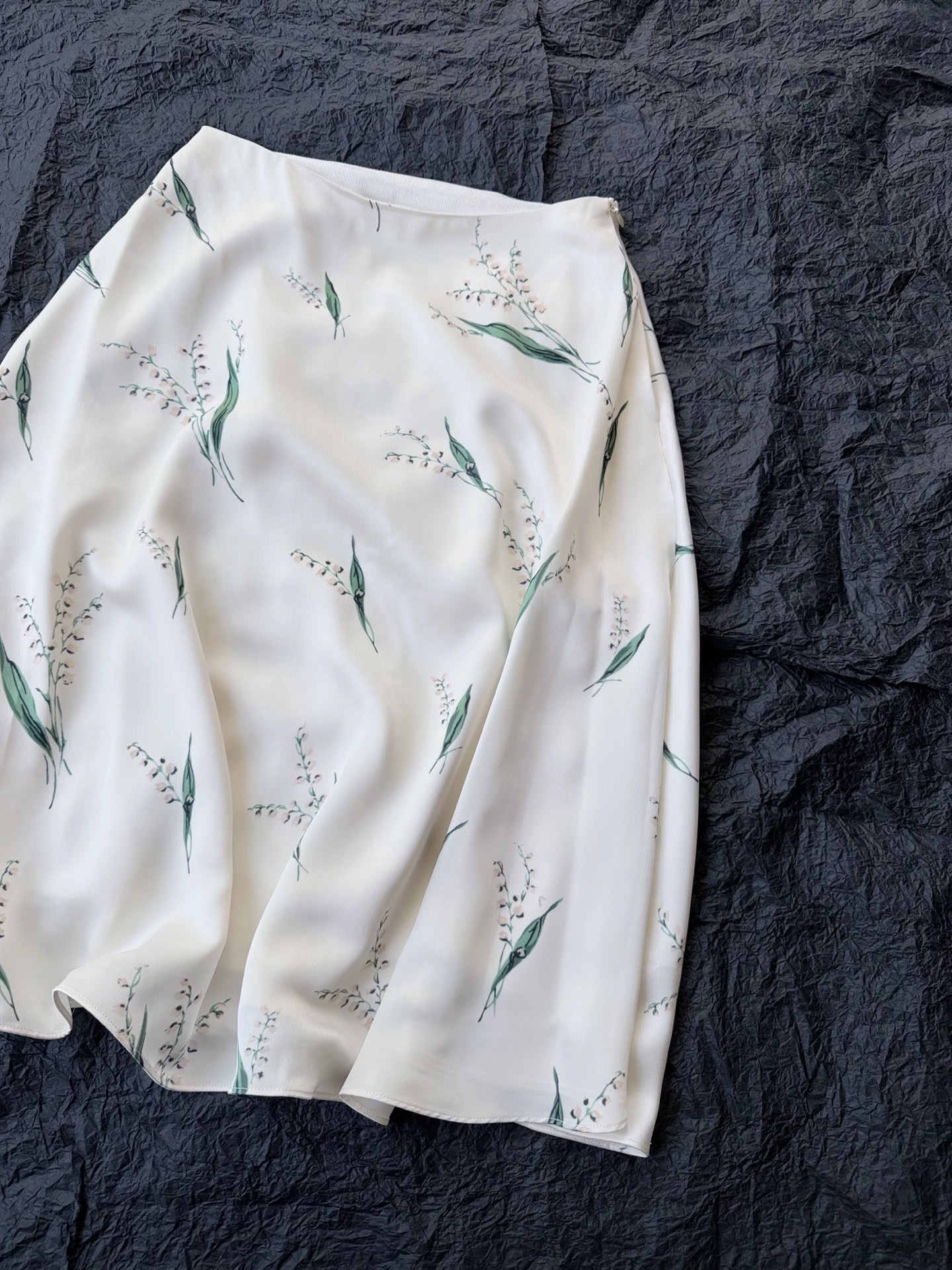 NO:926212,Skirt · Detailed real photos. The lily of the valley print is very clear. It seems silky and elegant, as if you can smell the fragrance of the flowers. The double-layer silk is cool and skin-friendly. Sisters who are afraid of the heat in summer can close their eyes and wear it~ It can be paired with tops from the same series or all kinds of shirts. Tee is beautiful. Skirts, shirts, real silk,19860909半裙·细节实拍图 铃兰花印花清晰无比 仿佛丝滑飘逸,仿佛能闻到花香味 双层真丝冰爽亲肤 夏天怕热的姐妹闭眼入它~ 可搭配同系列上衣 或者各类衬衫tee都美,,skirts,shirts,real silk,,Women's clothing