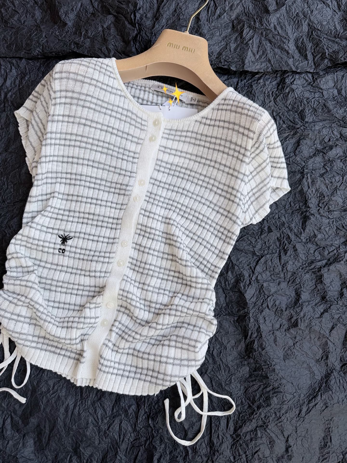 NO:951920,The final piece at the end of the month is the striped shirt. It looks simple but actually has a lot of small details!! The classic striped woven sweatshirt is a cardigan-style short-sleeved design this time, which is easy to put on and take off and has a more sense of design. The side drawstring waist can be worn in many ways. It is elastic and slimming. It just beautifies the small waist. It can be paired with my shorts or cake skirts, and it looks great with skirts, shorts, T-shirts, etc.19860909月底压轴之作条纹小衫 看似简约实则很多小细节喔 !! 经典条纹织造海魂衫 这一次是开衫式短袖设计 方便穿脱也更加有设计感. 侧面抽绳收腰多种穿法 富有弹力修身显瘦 恰到好处美化小蛮腰 可搭配我家短裤or蛋糕裙很出片,,skirts,shorts,T-shirt,,Women's clothing