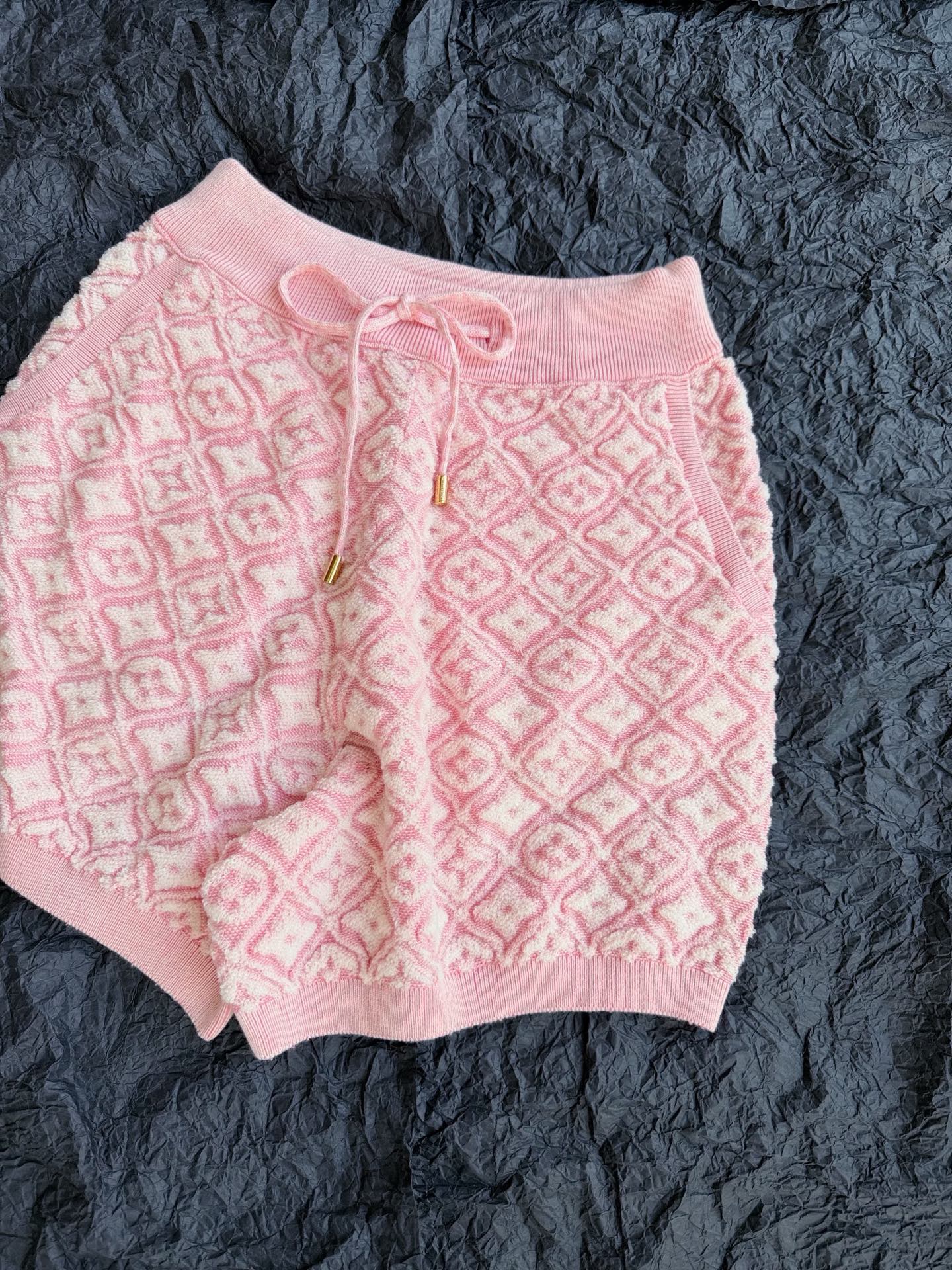 NO:922362,Actual photos of the details of shorts from the same series. Those who are afraid of heat can feel free to buy this. Compared with the previous four-leaf clover jacquard logo, this model is thinner and softer, does not pierce the flesh and does not make people sweat. The cabinets know everyone’s needs. They should have good looks and practical wearability,,shorts,19860909同系列·短裤细节实拍图 各位怕热的可以放心入 这款比以往的四叶草提花logo 都更加轻薄柔软,不扎肉不闷汗 柜子都知道大家的需求 有颜值也要有实穿性,,shorts,,Women's clothing