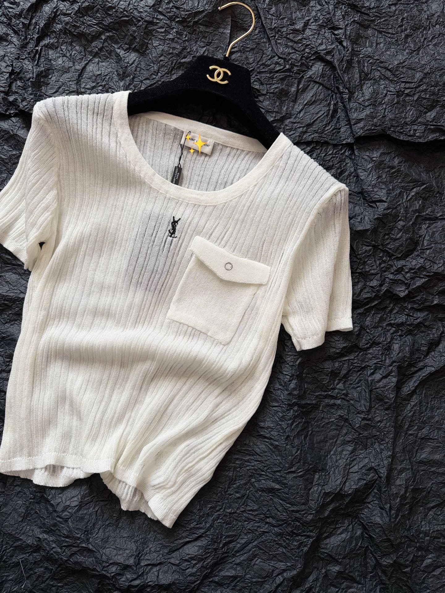 NO:930558,Check out my selection this month and it will be presented to you in a new look ~ The high-looking SLP practical knitted tee breaks everyone's daily perception of sweaters. It is made of excellent linen material. It can be worn in summer, absorbs moisture and is not stuffy at all. Simple small logo embroidery embellishes the chest, and a small pocket is woven three-dimensionally. There is no superfluous design at all. I love it so much, loro piana, sweaters,19860909本月认准我家选品 即将以全新的面貌呈现给大家 ~ 高颜值slp实穿主义针织tee 打破日常大家对毛衣的认知 绝好的亚麻用料 夏天穿着,吸湿排汗完全不闷 简约小logo刺绣点缀胸前 再立体织造一个小口袋 完全没有一丝多余的设计我好爱,,loro piana,sweaters,,Women's clothing