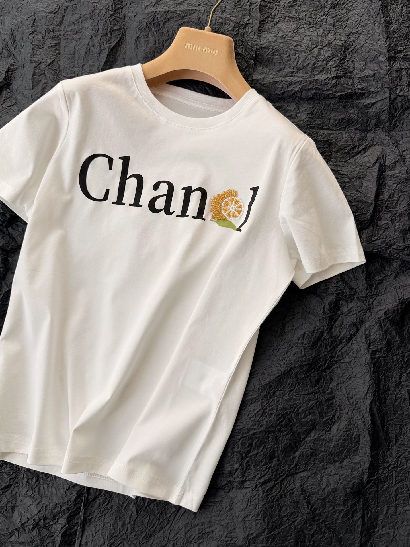 NO:929065,I have seen too many messy designs. This simple tee is eye-catching ~ minimalist and practical, a must-have in summer. Simple letter printing with hand-stitched beads. This lemon atmosphere is so full!! High-quality mercerized cotton is moisture-wicking and breathable. It is suitable for casual use in the sultry summer.,,19860909看多了乱七八糟的设计 这种简单的tee让人眼前一亮 ~ 极简实穿主义,夏季必囤 简约字母印花加了手工缝珠 这个柠檬的氛围感太足啦 !! 优质丝光棉吸湿排汗 透气性也很好 适合闷热夏天随意驾驭.,,,Women's clothing