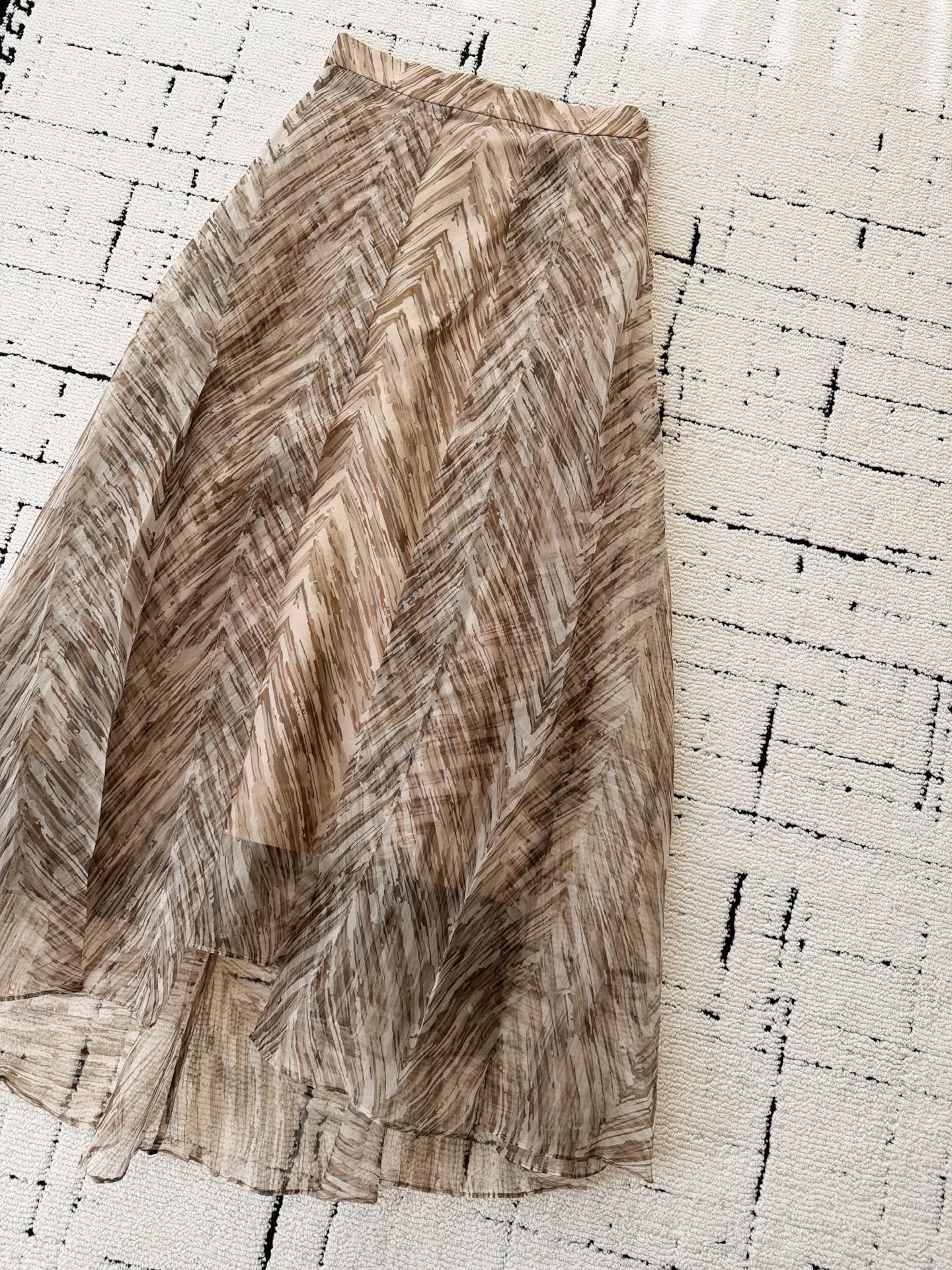 NO:929096,BC is a hard-to-find silk skirt. Its earthy color is really difficult to reproduce, otherwise it would have been released a long time ago ~ The whole skirt has three layers, and it is very flexible when walking. This sense of layering is restored with such an expensive fabric. I pay close attention to the details of my house and do not make any detours. I select 5A grade mulberry silk fabric, 6 mm organza fabric, flexible and delicate, retro fishbone pattern and smart tailoring. The hidden zipper on the back waist is easy to put on and take off.  The waist and hips fit together and tighten, and gradually unfold from the crotch downward to form an elegant A-line silhouette. It visually lengthens the proportions of the lower body and subtly modifies the figure. Skirts, real silk,19860909BC一码难求的真丝半裙 它的大地之色真的太难还原出来 否则很早就出了 ~ 整条裙子有三层,走起来非常灵动 这个层次感用这么昂贵的面料还原 认准我家细节不走弯路 甄选5A级桑蚕丝织物 6姆米欧根纱面料柔韧细腻 复古鱼骨纹灵动剪裁 后腰隐形拉链穿脱方便. 腰臀贴合收紧,自胯部向下渐次展开 形成优雅的A字轮廓 视觉拉长下身比例,巧妙修饰身材,,skirts,real silk,,Women's clothing