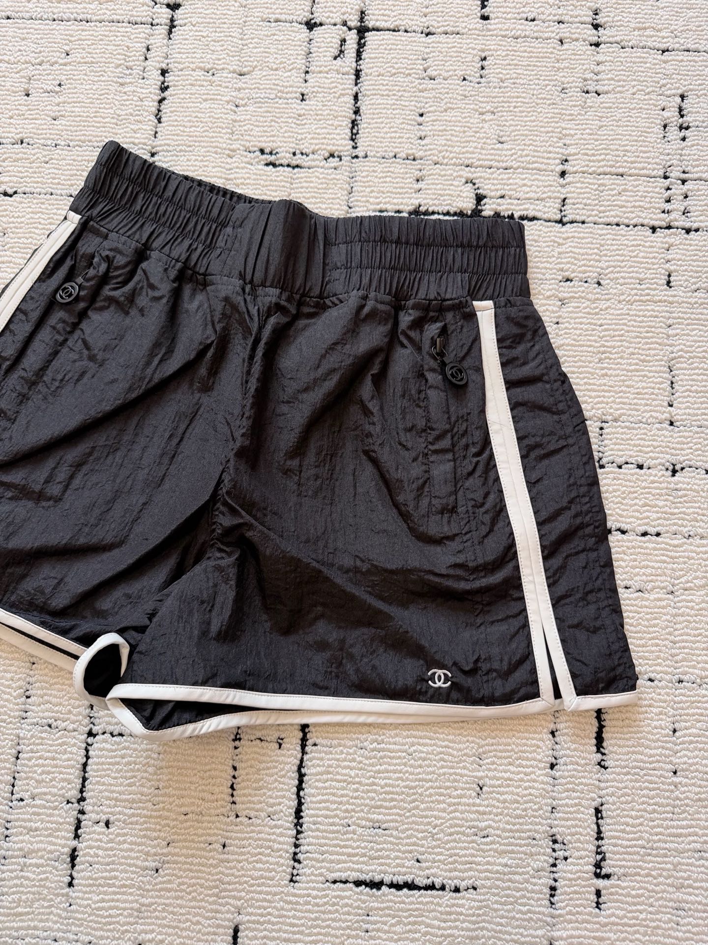 NO:909747,Shorts·Real photos of details. Comfortable and skin-friendly sports fabric. Full texture and does not look cheap. The white parts are all leather-edged. Take a look at my stitching and embroidery. ~~,,shorts,19860909短裤·细节实拍图 舒适亲肤的运动面料 肌理感十足,不会显得廉价 白色部分都是皮革包边 看我家的走线和刺绣吧 ~~,,shorts,,Women's clothing