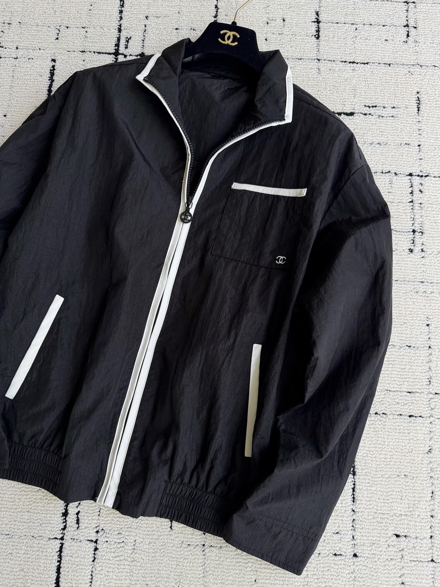 NO:909788,26M Cabinet is a series that is super hard to wait for. Whether it is a vest, shorts or a jacket, it can be said that it is hard to find one size!! Many people 'complained' about the upper body of this series when it was just released. As a result, people rushed to buy and the supply exceeded the demand. Daily sports and leisure style, practical wear yyds. Casual and relaxed, not picky about body shape or outfit. The whole series design is simple and elegant. White leather edging embellishment echoes the small double C logo. The stand-up collar and loose shoulder jacket style is the essence.  Pair it with shorts, vests, and a three-piece set from the same series. It’s smart to have it all in one place, shorts, jackets & coats,1986090926M柜子超难等的一系列 不论是马甲 短裤 还是外套 可以说是一码难求 !! 刚出货很多人“吐槽” 该系列上身真的有惊喜 结果大家又抢着买供不应求 日常运动休闲风,实穿主义yyds 随意松弛,不挑身材不挑穿搭 整个系列设计简约大气 白色皮革包边点缀 和小小双C·logo相呼应 立领宽松落肩外套版型是精髓 搭配同系列短裤 马甲 三件套一站式备齐才是聪明人,,shorts,jackets & coats,,Women's clothing