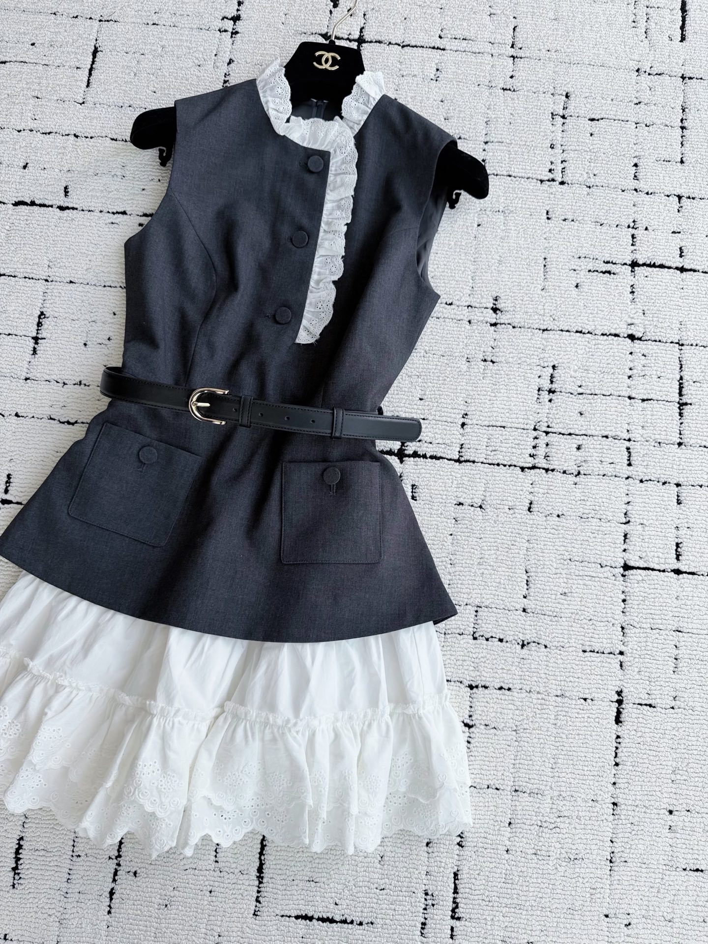 NO:929076,A very precious dress in the SP cabinet because Jisoo's upper body is so popular ~~ Compared to the price of Dr., it is really affordable!! It is still made of excellent silk wool fabric and the fine imitation wool has an excellent feel and texture. The hem is spliced ​​with multiple layers of pure cotton lace and is also thoughtfully equipped with a lining that echoes the splicing of the neckline ~ The high-quality belt can be delivered separately. This month's main recommendation is the king of cost-effective dress.,,skirts,19860909SP柜子超宝贵的一条连衣裙 因为jisoo上身太火了 ~~ 相对于Dr的价格它真的很实在 !! 依旧是绝好的丝毛面料剪裁 精仿羊毛手感和质感都绝佳. 下摆拼接多层纯棉蕾丝 还贴心配备了内衬 于领口的拼接前后呼应~ 配送高品质腰带可单独 本月主推的性价比之王连衣裙.,,skirts,,Women's clothing