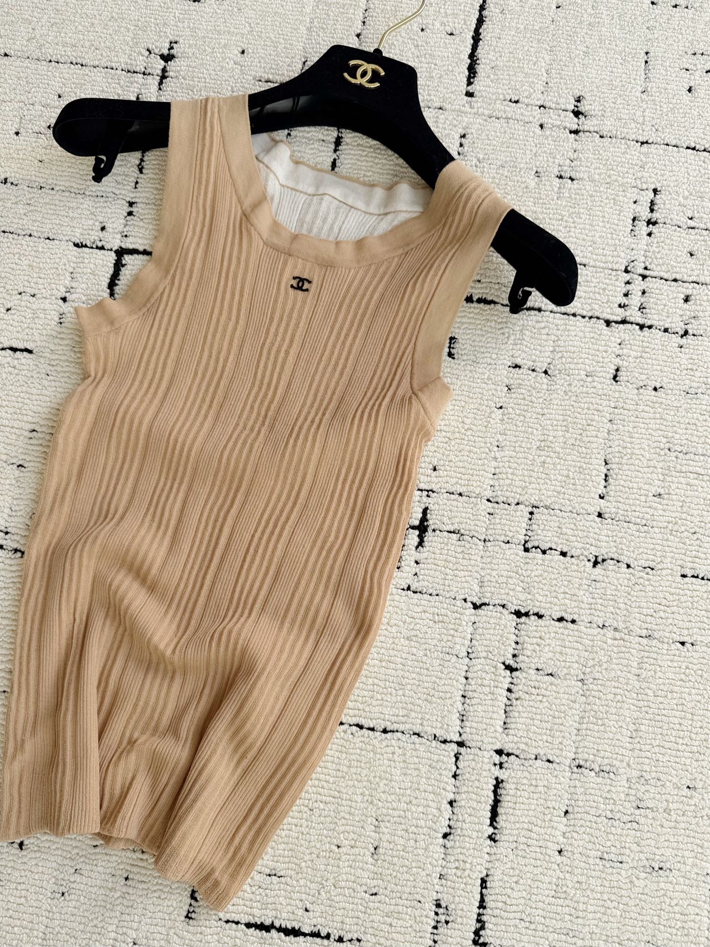 NO:909778,Yellow · Detailed real photos. The special yarn restores the ultimate feel and comfort, which is different from the knitted vests you know in the past. The double-layer weaving is consistent on the outside and inside, not the light and low version on the market.19860909黄色·细节实拍图 特种纱线还原极致的手感和舒适度 区别你以往认识的针织背心. 表里如一的双层织造 不是市面轻飘飘的低版本,,,Women's clothing
