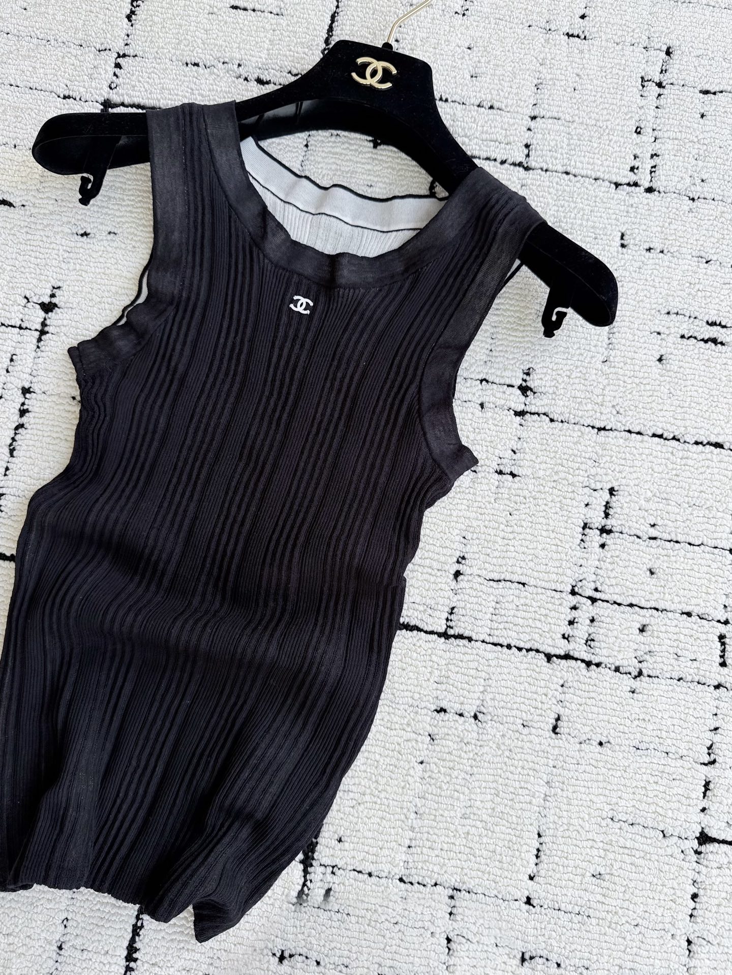 NO:909772,It looks simple, but in fact it is very exquisite in craftsmanship. Chane's beautiful seamless knitted vest. Look for our yb to buy without any difference. Custom-woven double-layer weaving of various woolen materials restores yb's unique feel and skin-friendly feeling. It is breathable and not stuffy in summer. The double-layer stitching technology is the same on the inside and the outside. There is no place for patchwork in the whole vest. If you want it, buy a higher version. Wearing it out to match the shirt is also a sure win for you,,chanel,19860909看似简约,实则非常考究工艺 Chane绝美的无缝针织背心 认准我家yb购入无差别 定织各种毛料双层织造 还原了yb独有的手感,亲肤感 夏季穿着透气不闷热 表里如一的双层缝合技术 整件背心都找不到拼缝的地方. 要收就收高版本 穿出去撞衫也是你稳赢,,chanel,,Women's clothing