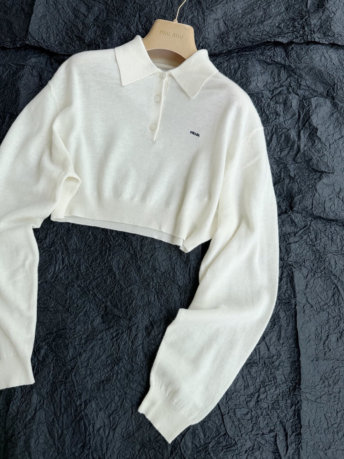 NO:934969,Super soft, waxy and super skin-friendly cashmere sweater. Customers who pay attention to quality come quickly~~ The extremely fine kid cashmere is woven as light and comfortable as a cloud. It is a must-have sweater in the air-conditioned room in summer. The design of the whole piece is minimalist and high-end. There is only a small logo on the chest. The smaller the embroidery, the more exquisite the details of the craftsmanship. The first batch of good products are fully coded in the warehouse.19860909超软糯超亲肤的羊绒衫 注重品质的顾客速度来 ~~ 极细的小山羊绒织造 如云朵包裹般轻盈自在 是夏天空调房里必备的小衫. 整件的设计极简高级 就胸前一个特别小的logo 越小的刺绣越考究工艺细节 首批好货全码入库,,,Women's clothing