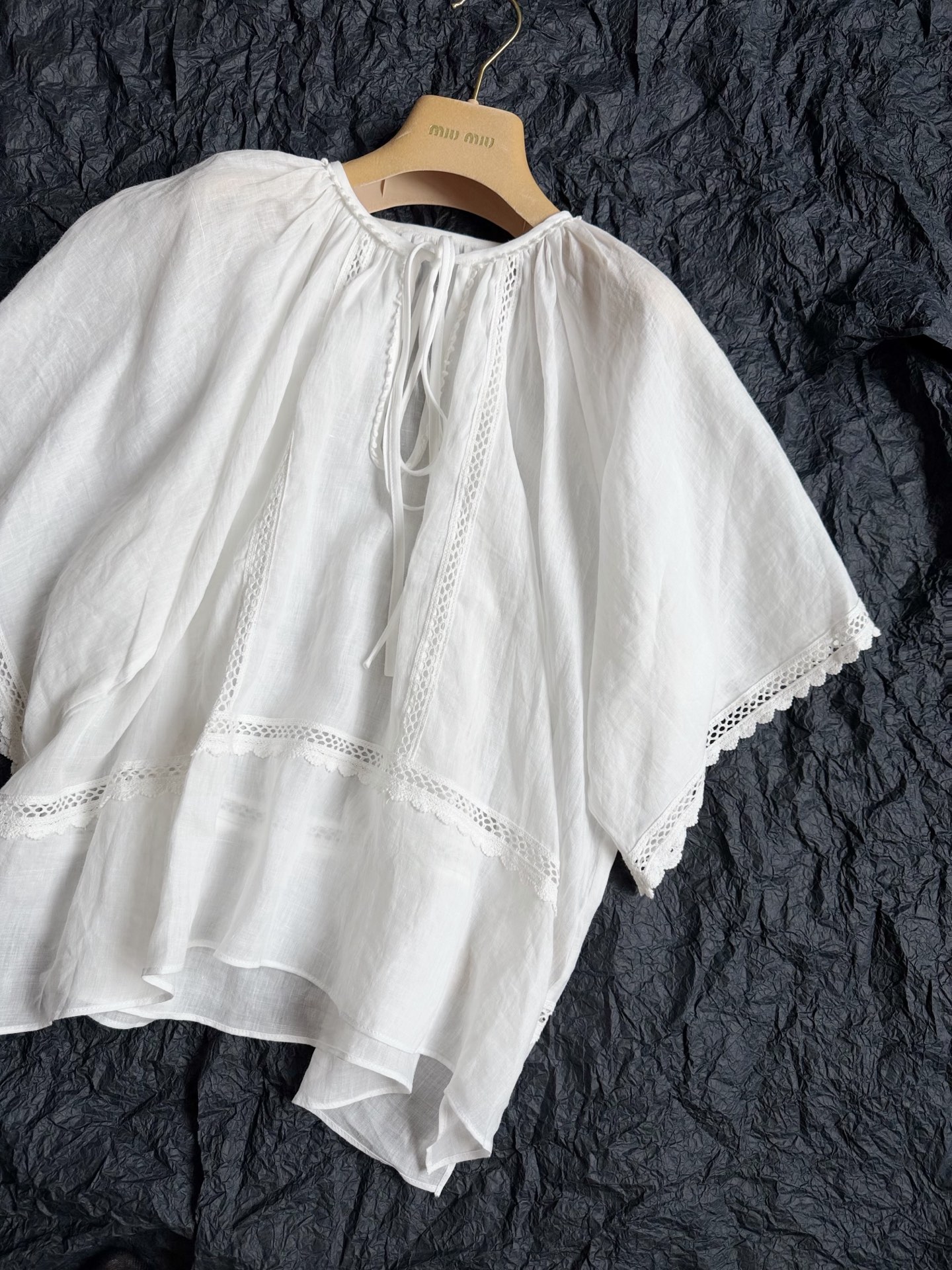 NO:908453,White·Details Actual Photos The most unscrupulous design and version. It can hide the flesh and make you slim, relaxed and stylish. Only ramie fabric can be so drapey and attractive. Linen is completely incomparable.,,19860909白色·细节实拍图 zui不挑人的一个设计和版型 无限藏肉显瘦,松弛有型 只有苎麻面料能做到如此垂坠动人 亚麻都是完全比不上的.,,,Women's clothing