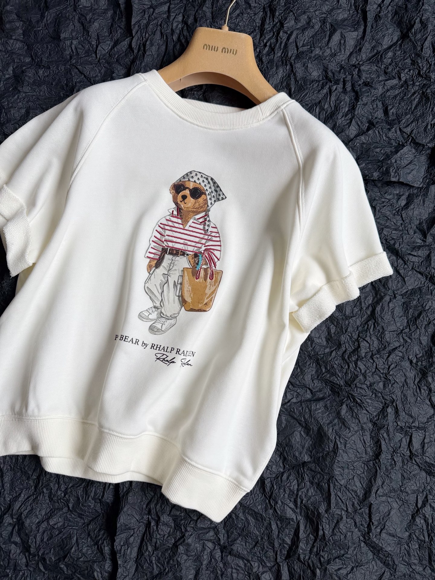 NO:933319,Raf, you really touched my heart. The super fashionable bear printed sweatshirt tee. The thickness of this sweatshirt is suitable for summer. It is made of thin sweatshirt fabric. The coil lining is good for moisture absorption and perspiration. The round neck and dropped shoulders have a loose fit. It covers the flesh of the arms and is also more breathable!! Look out for the printing details of my little bear. The 3D depiction is very clear. If you want to buy it, buy the higher version, hoodie, sweatshirts,19860909拉夫你也太戳我心了 超时髦的小熊印花卫衣tee 这件的厚度是夏天能穿的 是轻薄的卫衣面料 线圈内里,吸湿排汗嘎嘎好 圆领落肩宽松版型 遮手臂肉肉的同时也更透气 !! 认准我家小熊的印花细节 3D刻画清晰无比 要收就收高版本喔,,hoodie,sweatshirts,,Women's clothing