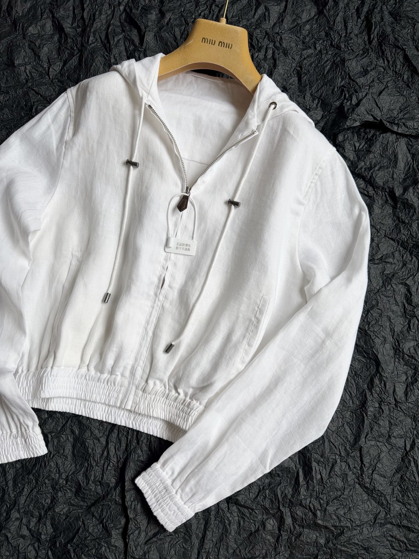 NO:957751,My family's aesthetic is booming. I keep up with the pace and collect high-quality products in one stop. LP has released a lot this month, and yb bought it one after another two months ago. I updated this four-season linen jacket. I really like the age-reducing design of the hood ~ Really high-quality linen fabric, very comfortable and breathable. Just the right length and fit. Whether you wear it for daily life or sports, you look clean and classy. Many linens will look bloated and lifeless if they are not worn well.  But mine has a good style.,,loro piana,jackets & coats,hats,19860909我家审美大爆发 紧跟步伐,一站式收齐精品 LP这个月出了不少 yb在两个月之前就陆续买了. 更新这件四季款亚麻外套 很喜欢连帽的减龄设计 ~ 真正高品质亚麻面料 舒适度和透气性都很足 恰到好处的衣长和版型 不论日常还是运动穿到它 都显得人干净利落,有档次 很多亚麻穿不好都会显得臃肿无神 但我家的就是好版型.,,loro piana,jackets & coats,hats,,Women's clothing