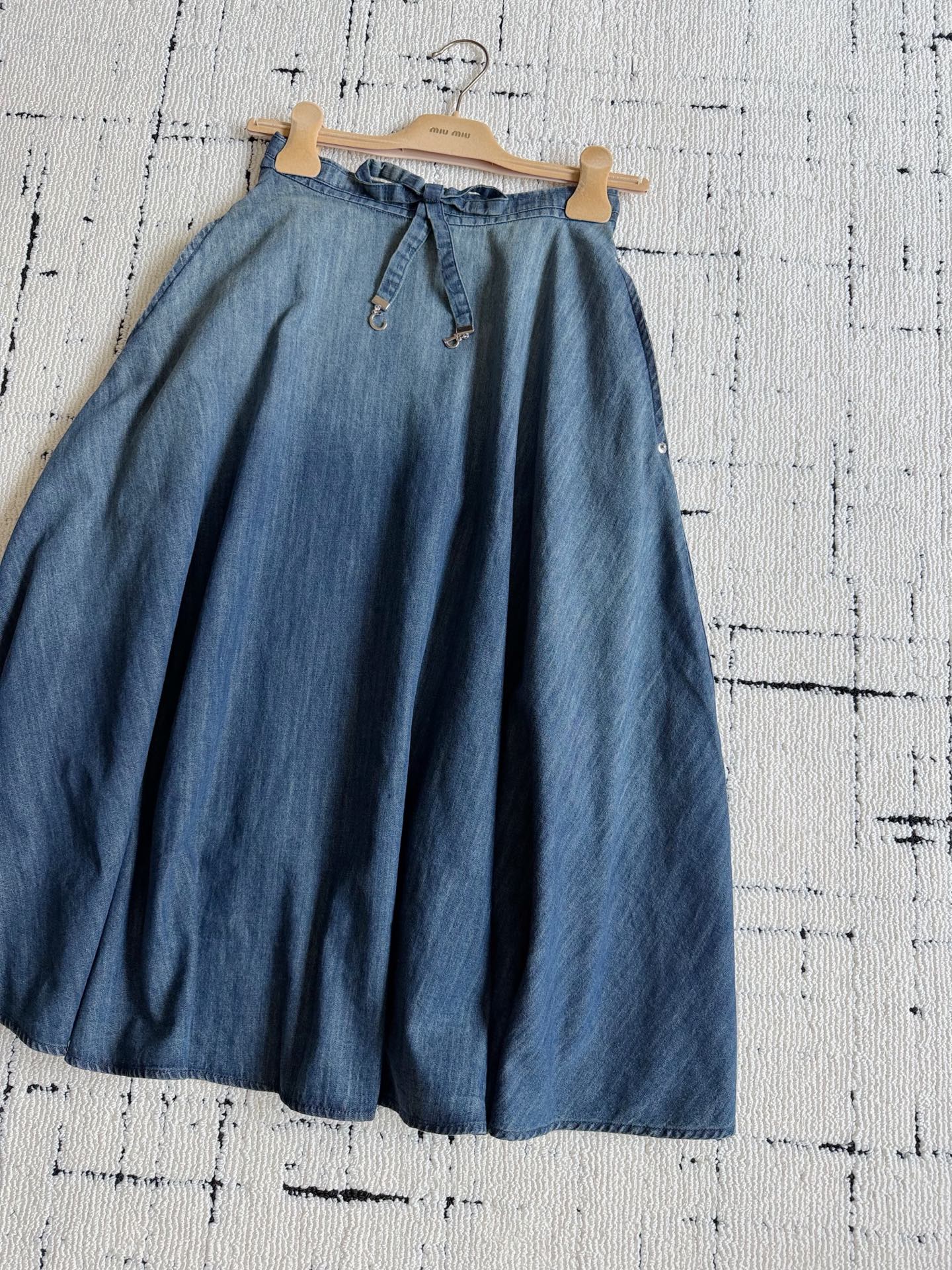 NO:957720,Many people are selling this denim skirt, but the details in my house can stand up to scrutiny. First of all, it is gradient distressed washed denim cotton, which is soft and skin-friendly and has a drapey feel. It has two textures compared to the stiff denim on the market. The whole skirt is made of rich materials, so the skirt is atmospheric enough. It walks with wind and hides the flesh, and adds a bow belt to the A-line skirt. It has just the right balance between elegance and cuteness. Then look at the delicate routing of my skirt, skirts,19860909很多人都在出这条牛仔半裙 但我家细节,经得起推敲 首先是渐变做旧洗水牛仔棉 柔软亲肤有垂坠感 和市面生硬的牛仔两个质感. 整条用料十足所以裙摆够大气 走路带风,藏肉显瘦 A字裙摆添加蝴蝶结腰带 优雅与乖巧平衡得刚刚好 再看我家裙摆的走线如此细腻,,skirts,,Women's clothing