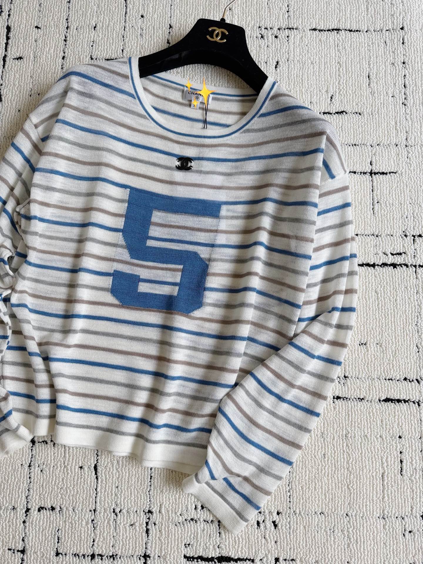 NO:934965,Needless to say good aesthetics. This seemingly ordinary striped shirt has an amazing effect on the upper body!! Made of breathable and soft linen wool, thin but not see-through, skin-friendly and comfortable. The loose shoulder design hides the body and makes you look slimmer. Summer wear is also more unrestrained. The contrasting 5-word jacquard logo and the double C embellishment on the neckline are just right for sun protection in summer, and jackets, jackets & coats in spring and autumn.19860909好审美无需多言 这件看似普通的条纹衫 上身效果绝了 !! 透气柔软的亚麻毛料织造 薄而不透,亲肤舒适 宽松落肩版型藏肉显瘦 夏季穿着也更加无拘无束. 撞色5字提花logo 领口双C点缀恰到好处 夏季当防晒,春秋配外套,,jackets & coats,,Women's clothing