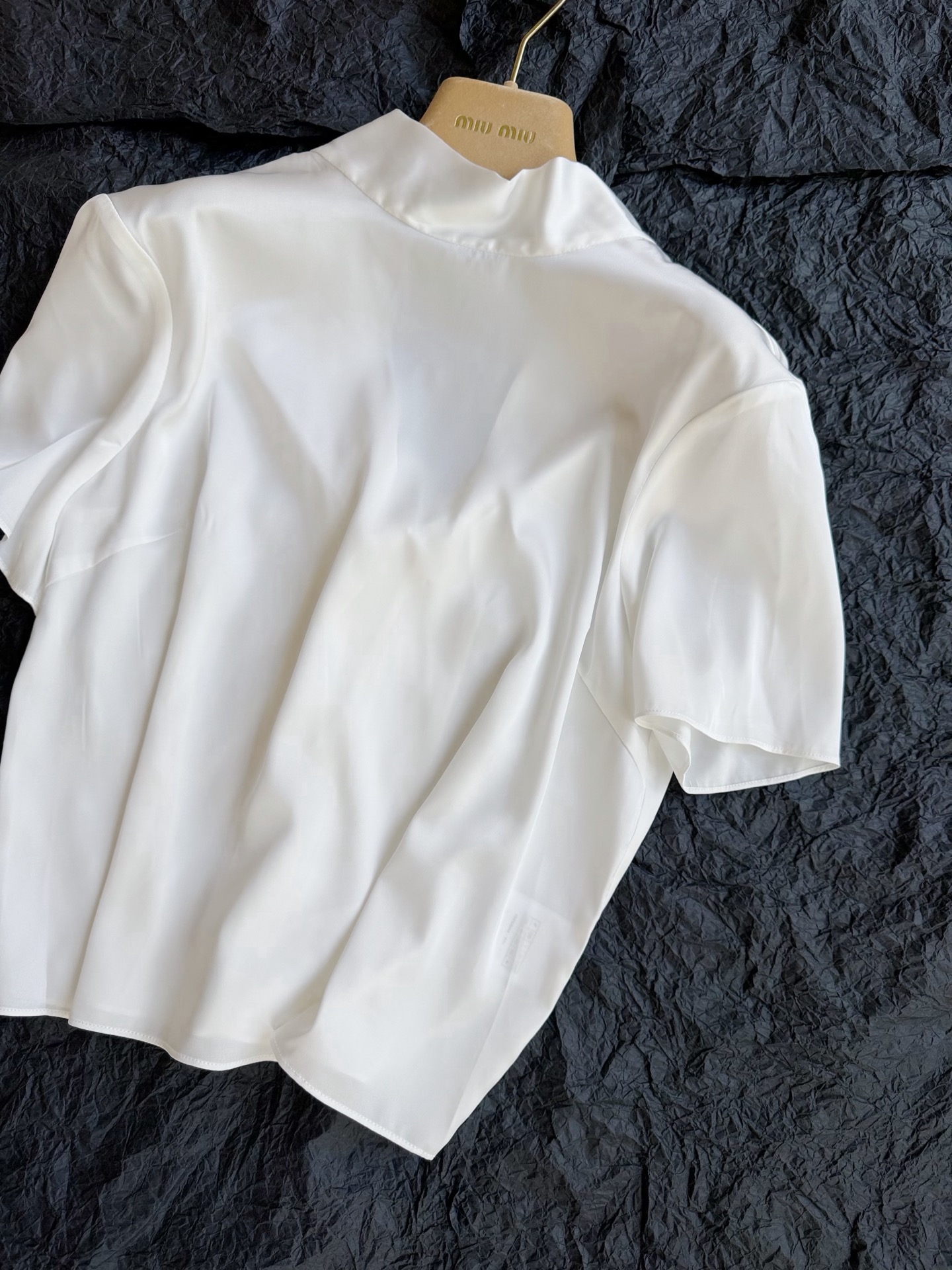 NO:934948,Pearl White·Details Actual Photos The design can be worn on both sides and is very practical. The styles on both sides are completely different. It can be minimalist or elegant to meet different matching needs.19860909珍珠白·细节实拍图 正反都能穿的设计好实用 并且两面完全不一样的风格 可极简,可优雅 满足不同的搭配需求,,,Women's clothing