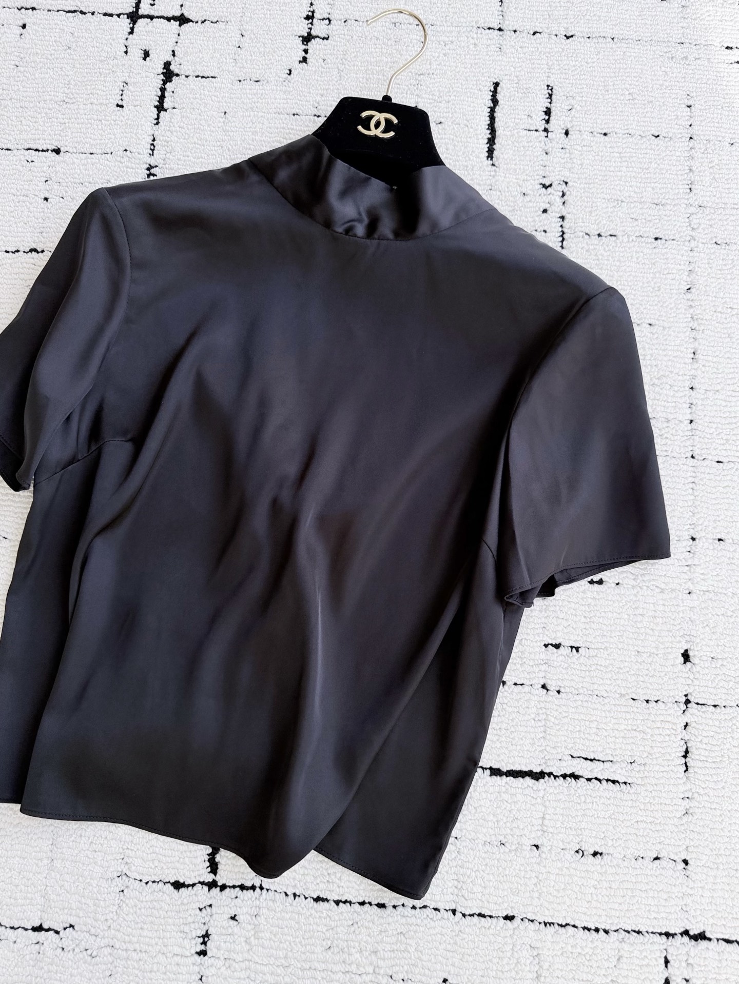 NO:934941,Daily high-end, minimalist DR that is not easy to clash with. This reversible silk top is shipped with full marks!! It is made of excellent mulberry silk material. The production is very sophisticated in machinery and technology. It consumes a lot of fabric, so the cost is high. We can't resist the three colors. They directly create a completely different charm ~~ Pure black, pearl white and lily of the valley pattern. The front mid-collar and mid-sleeve design. The back V-neck can be tied with a bow embellishment. It can be worn front and back, control it at will, real silk,19860909日常高级,不易撞衫的极简dr 这件双面可穿的真丝上衣满分出货 !! 绝好的桑蚕丝用料 制作起来非常考究机器和工艺 对面料的消耗极大,所以成本高 三个颜色我们都无法抵抗 直接一起出完全不同的韵味 ~~ 纯黑色,珍珠白和铃兰花图案 正面中领加中袖设计 背面V领可系带蝴蝶结点缀 正反前后都可以穿,随意驾驭,,real silk,,Women's clothing