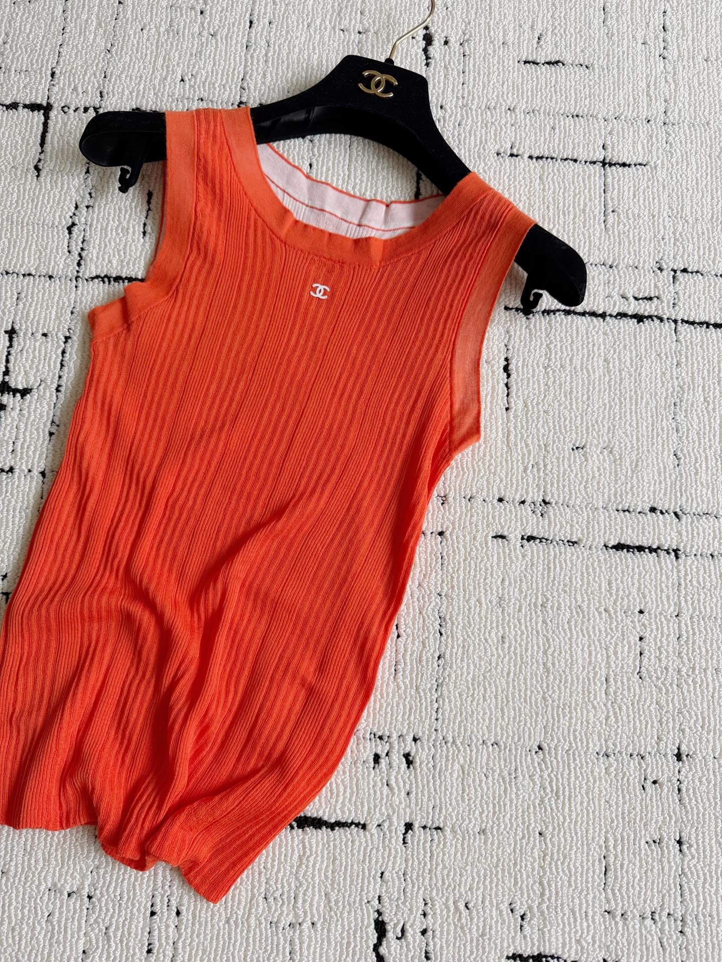 NO:909760,Continue to update the new orange color. It looks simple, but in fact it is very exquisite in craftsmanship. Chane's beautiful seamless knitted vest. Look for my yb to buy it without any difference. Custom-woven double-layered wool of various kinds. It restores yb's unique feel and skin-friendly feeling. It is breathable and not stuffy in summer. The double-layer stitching technology is the same on the surface. There is no place for patchwork in the whole vest. If you want it, get a taller version. Wearing it out to match the shirt is also a sure win for you,,chanel,19860909继续更新新出的桔红色 看似简约,实则非常考究工艺 Chane绝美的无缝针织背心 认准我家yb购入无差别 定织各种毛料双层织造 还原了yb独有的手感,亲肤感 夏季穿着透气不闷热 表里如一的双层缝合技术 整件背心都找不到拼缝的地方. 要收就收高版本 穿出去撞衫也是你稳赢,,chanel,,Women's clothing