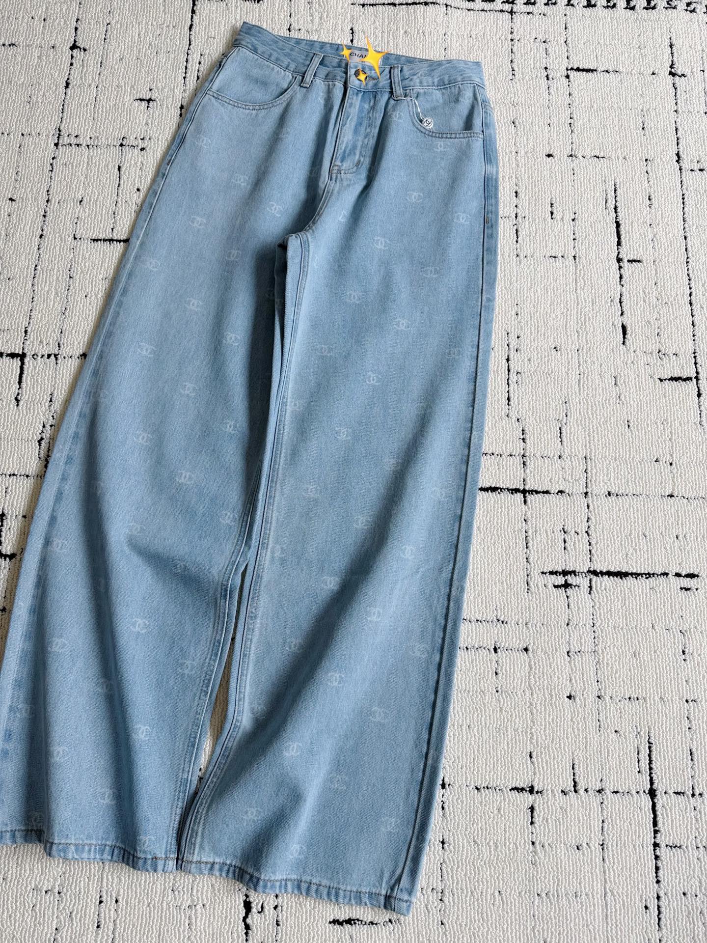 NO:944343,We need high-looking jeans all year round. I have a say in these jeans ~ I really like the mid-to-high-waisted straight version. It is very friendly to imperfect legs and pear-shaped figures. The three-dimensional tailoring restores the essence. It is also my favorite light blue with low saturation. The double C print is also looming. It is not too eye-catching, low-key and luxurious. It can be matched with any top without being picky.,jeans,19860909一年四季都需要高颜值牛仔裤 我这个牛仔裤有发言权 ~ 好喜欢中高腰直筒版型 对不完美腿型和梨形身材很友好 立体剪裁还原精髓 也是我最爱的浅蓝色,低饱和度 双C印花也是若隐若现 不会过分抢眼,低调奢侈 可搭配一切上衣完全不挑,,jeans,,Women's clothing