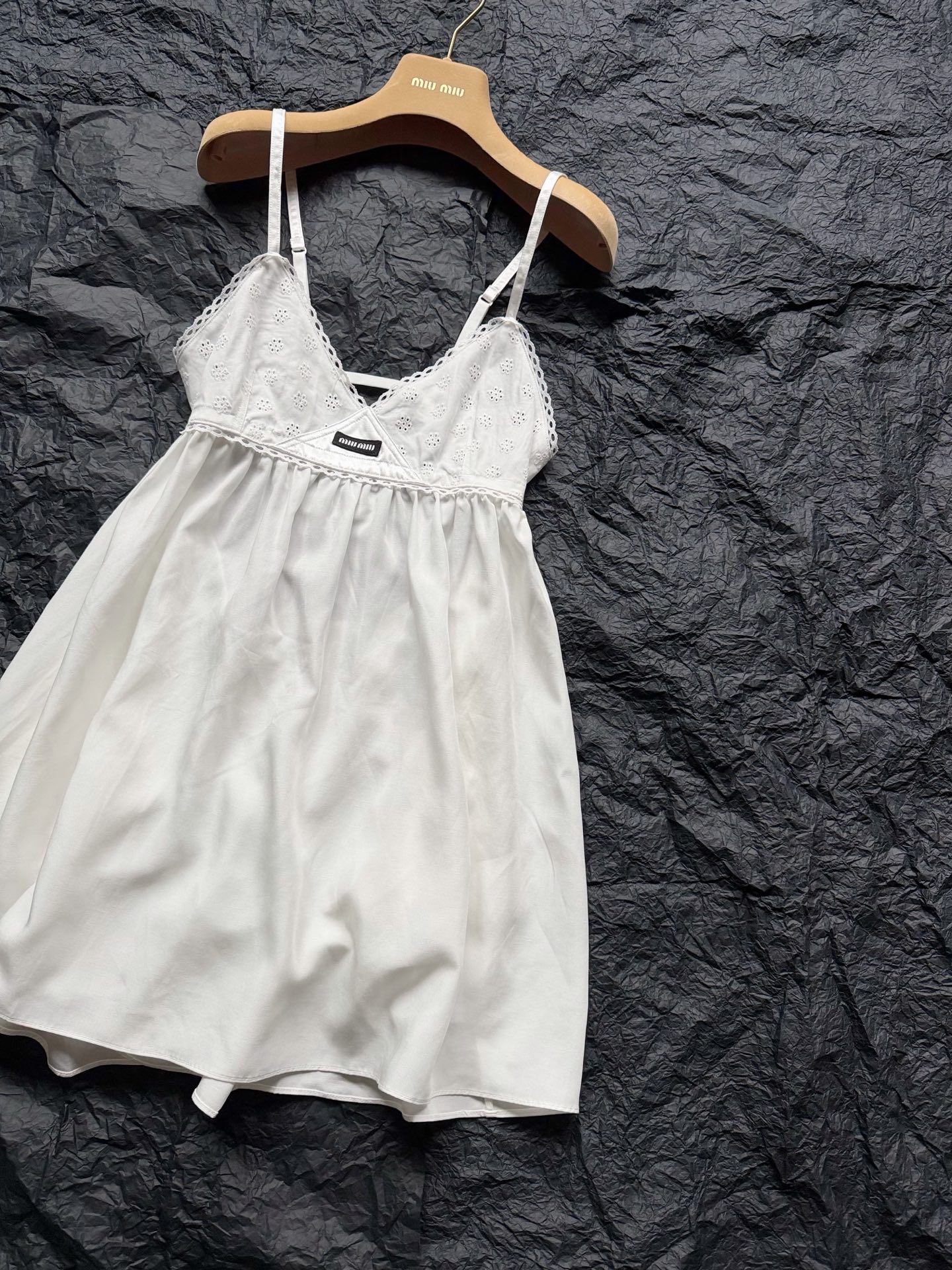 NO:934955,This little skirt is very popular. Check out our high-end version. I still give you the lowest price. First of all, it is not a thin and cheap fabric on the market. The upper part has a hollow lace and pure cotton texture. It is interspersed with satin fabric and has rich layers. The lower part is spliced with textured linen fabric. It has a full sense of drape and weight. It is not a light and fluttering version on the market. The back is hollow and the pattern is amazing.  It is recommended to wear it with a three-color knitted vest, skirts, silk fabric,19860909这条小裙子很火,认准我家高版本 依旧给你们做到了底价 首先不是市面上轻薄廉价的面料 上部的镂空蕾丝纯棉质感 穿插拼接了绸缎布面,层次丰富 下半部分拼接是肌理感亚麻面料 垂坠感十足,也有分量感 不是市面上棉质轻飘飘版本喔 后背镂空,版型很绝 推荐搭配三色系针织背心一起收,,skirts,silk fabric,,Women's clothing